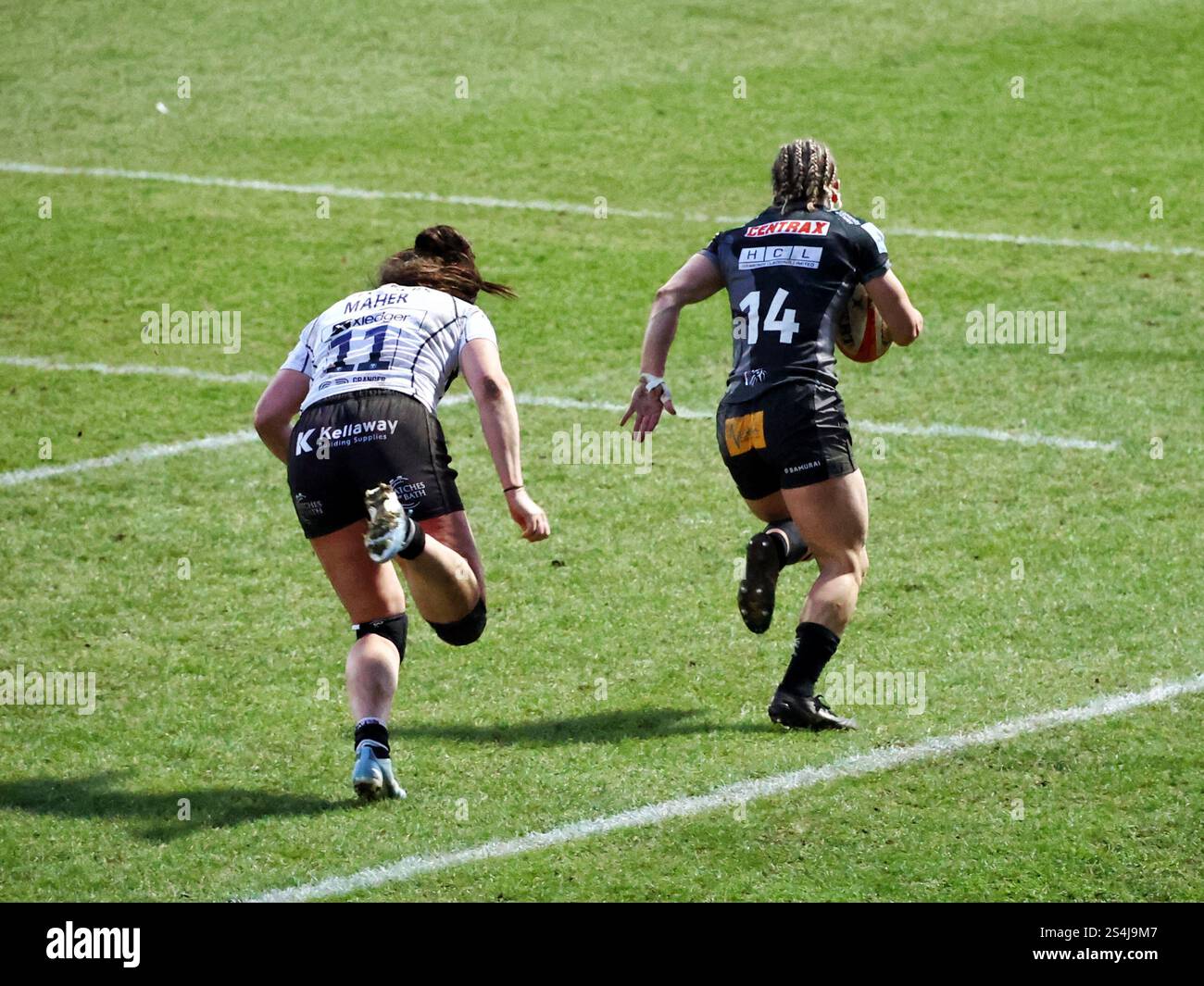 Exeter, Devon, Royaume-Uni. 12 janvier 2025. PWR Professional Women's Rugby Exeter Chiefs contre Bristol Bears à Sandy Park, Exeter, Devon. Photo : Claudia MacDonald court devant Ilona Maher pour marquer un essai pour les chefs. Crédit : Nidpor/Alamy Live News Banque D'Images