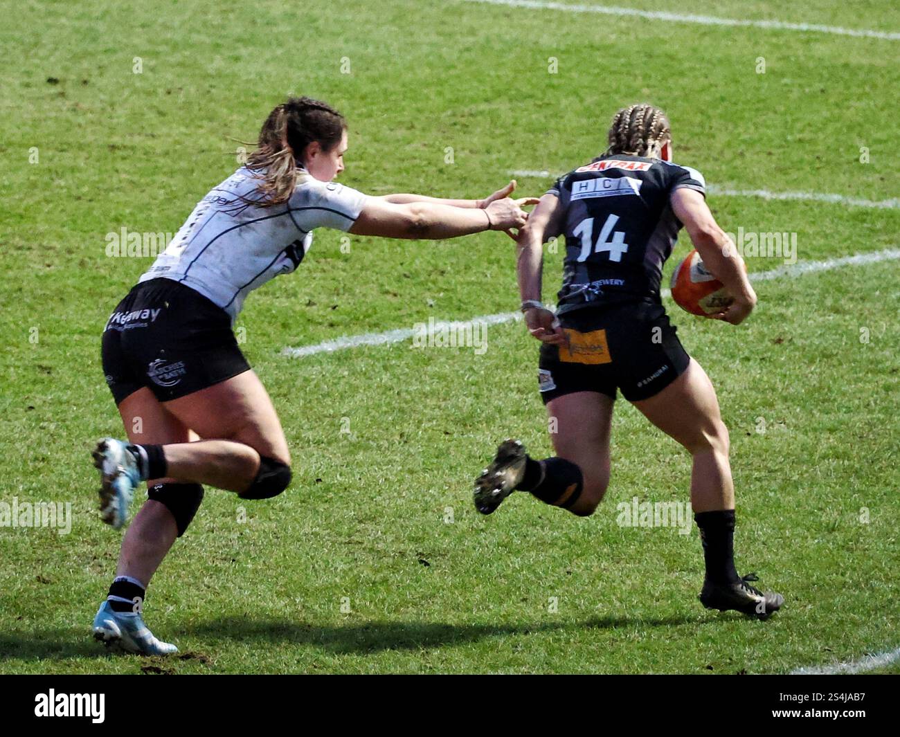 Exeter, Devon, Royaume-Uni. 12 janvier 2025. PWR Professional Women's Rugby Exeter Chiefs contre Bristol Bears à Sandy Park, Exeter, Devon. Photo : Claudia MacDonald court devant Ilona Maher pour marquer un essai pour les chefs. Crédit : Nidpor/Alamy Live News Banque D'Images