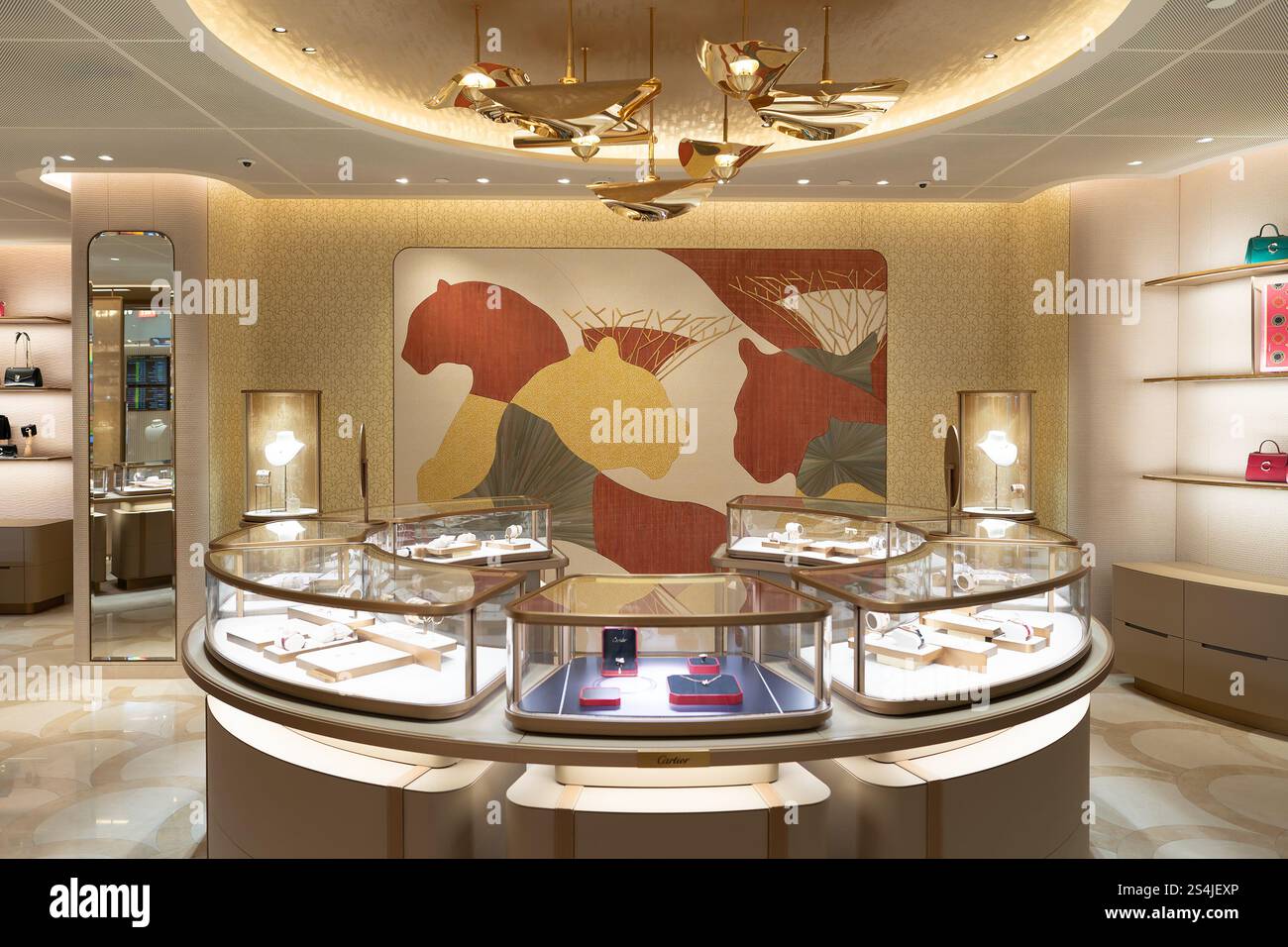 SINGAPOUR - 25 AOÛT 2024 : montres de luxe, bijoux et accessoires exposés au magasin Cartier de l'aéroport international de Changi, Singapour Banque D'Images