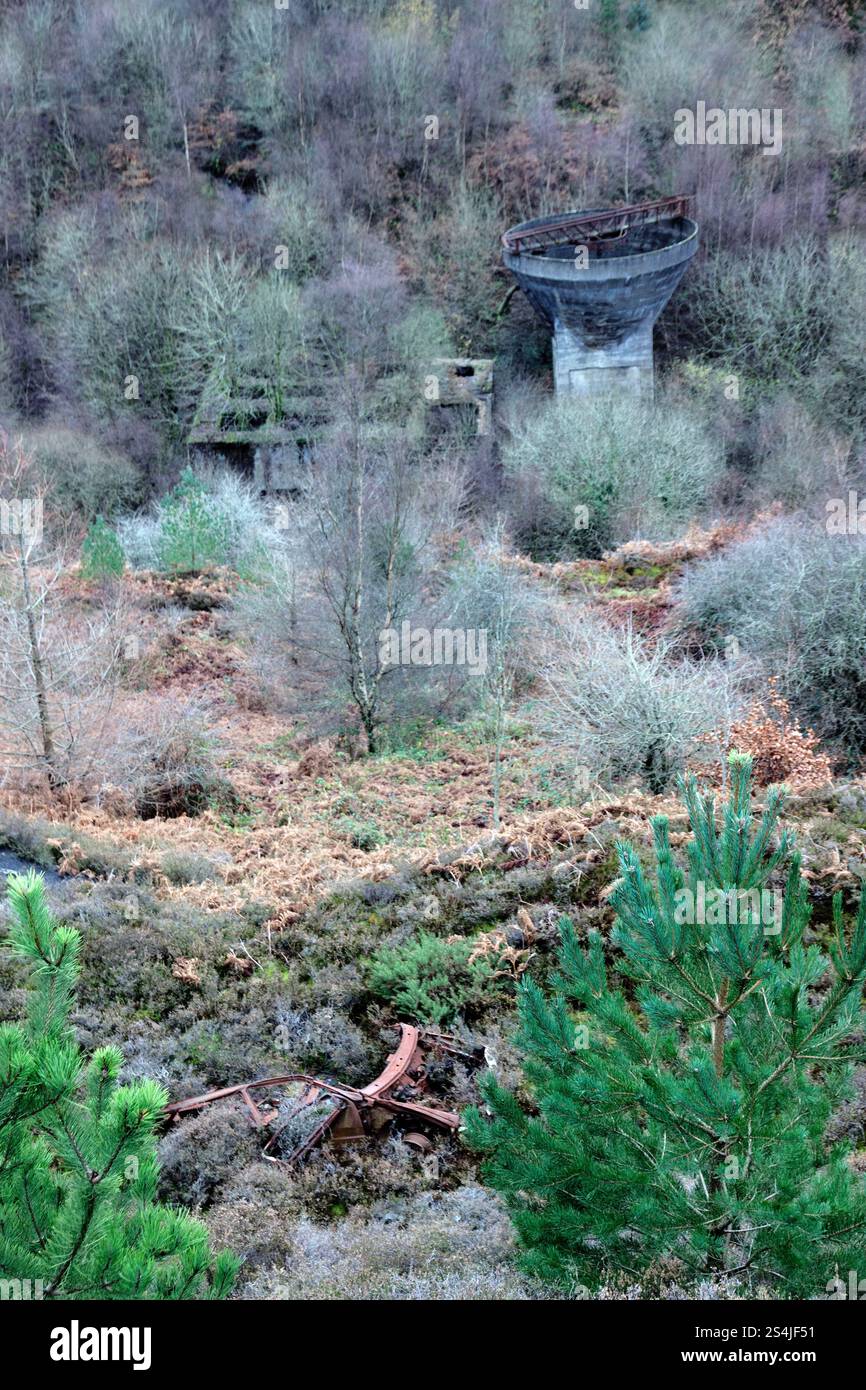 MCG nant ddu et le lavabo de charbon des mines de charbon Llanerch et Blaenserchan, photographiés depuis le mémorial Llanerch voisin où 176 hommes et garçons sont morts Banque D'Images