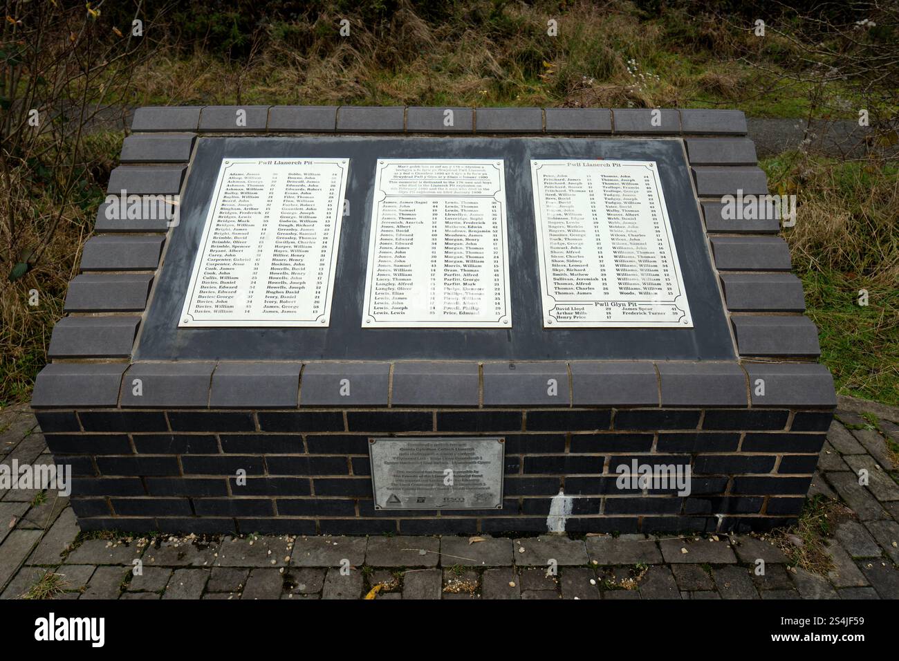 Socle commémoratif au site commémoratif de Llanerch enregistrant la mort de 176 hommes et garçons dans une explosion de fosse en 1890 Banque D'Images