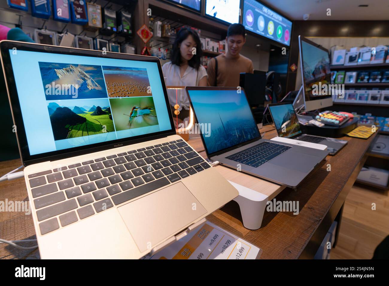 Hong Kong, Chine - 03 février 2019 : MacBook exposé dans un magasin de détail à Hong Kong. Banque D'Images