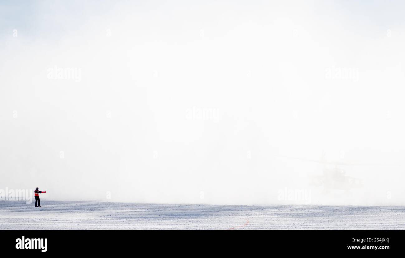 Blackhawk débarque à Amundson-Scott South Pole Station avec la délégation présidentielle chilienne avec le président Gabriel Boric le 4 janvier 2025. C'est le cas Banque D'Images