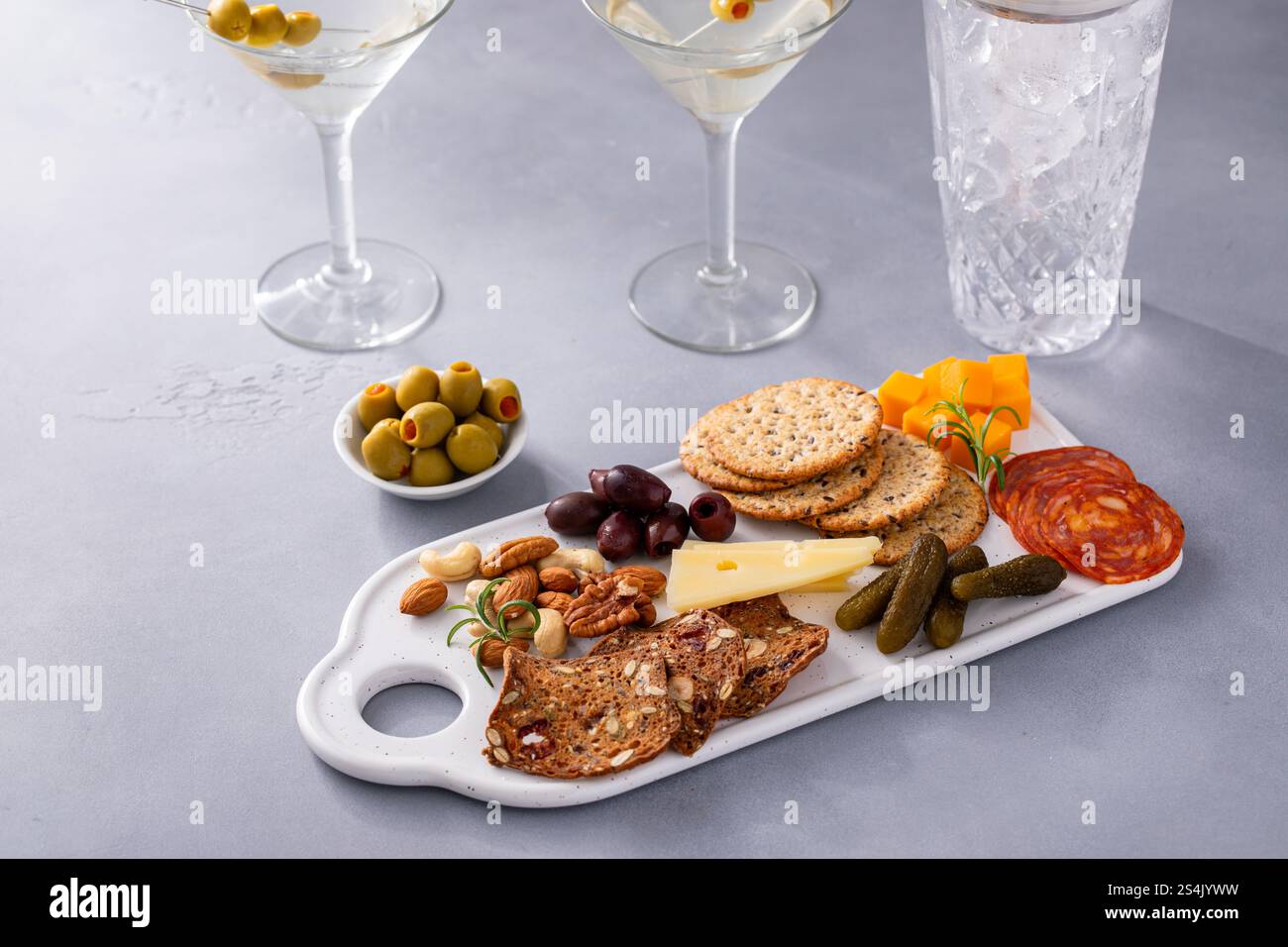 Petit plateau de charcuterie ou de fromage pour deux servi avec des martinis Banque D'Images