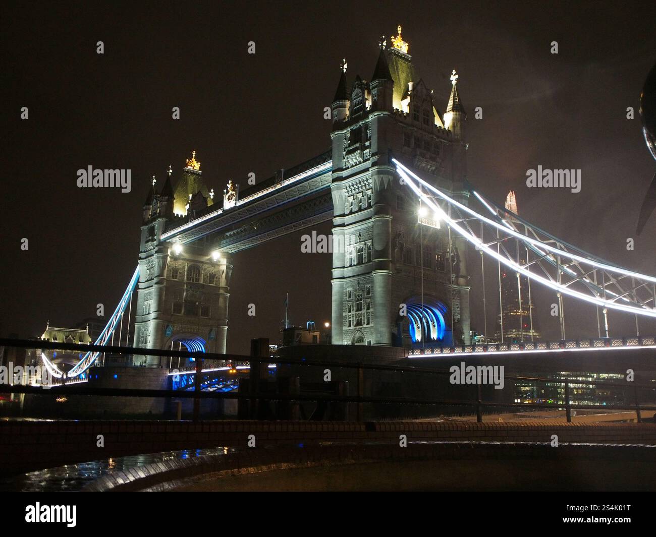 Tower Bridge illuminé la nuit à Londres, Royaume-Uni en février Banque D'Images