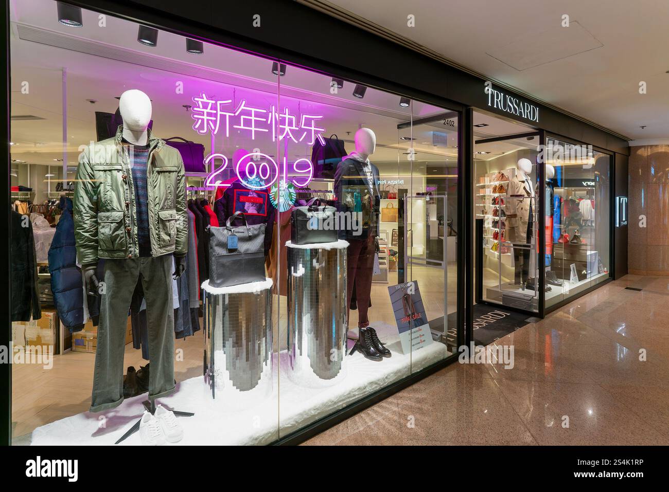 Hong Kong, Chine - 02 février 2019 : mennequins habillés exposés dans un magasin Trussardi à Hong Kong. Trussardi est une maison de couture italienne. Banque D'Images