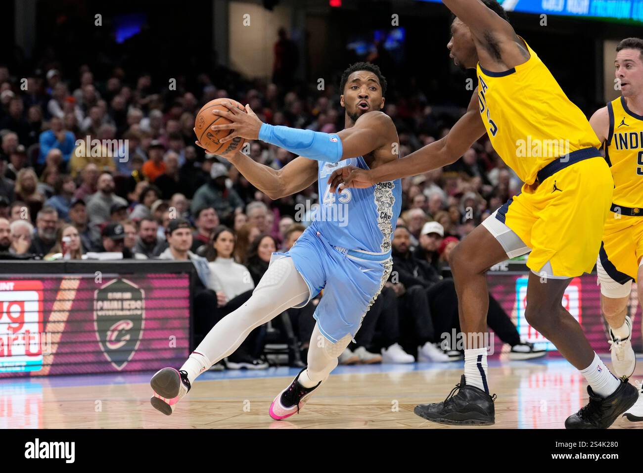 Cleveland Cavaliers guard Donovan Mitchell (45) drives past Indiana Pacers center Thomas Bryant, right, in the second half of an NBA basketball game, Sunday, Jan. 12, 2025, in Cleveland. (AP Photo/Sue Ogrocki) Banque D'Images