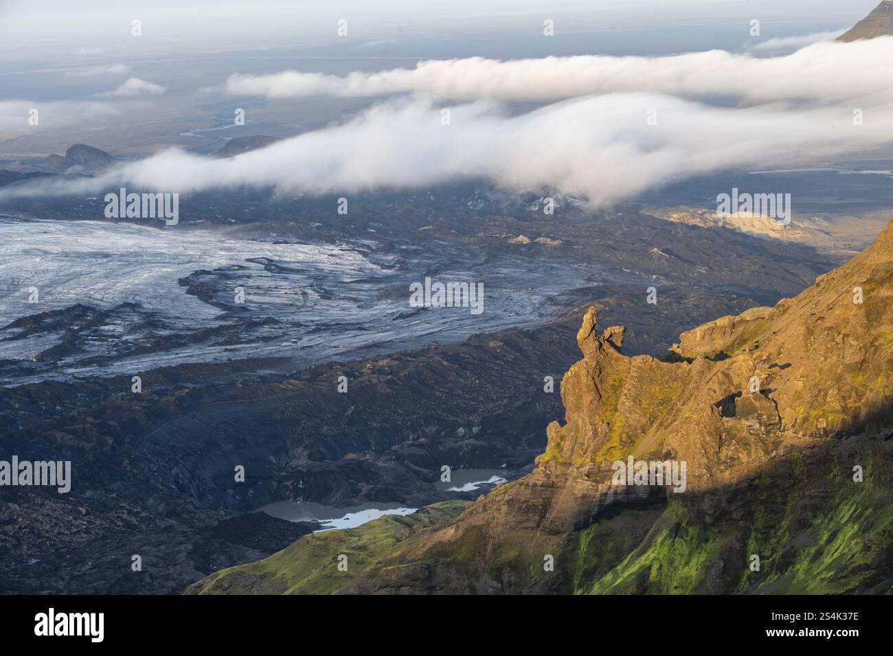 Falaise dans la lumière du soir, paysage impressionnant avec des montagnes et des glaciers, langues de glacier Huldujoekull et Koetlujoekull, glacier Myrdalsjoekull, Banque D'Images