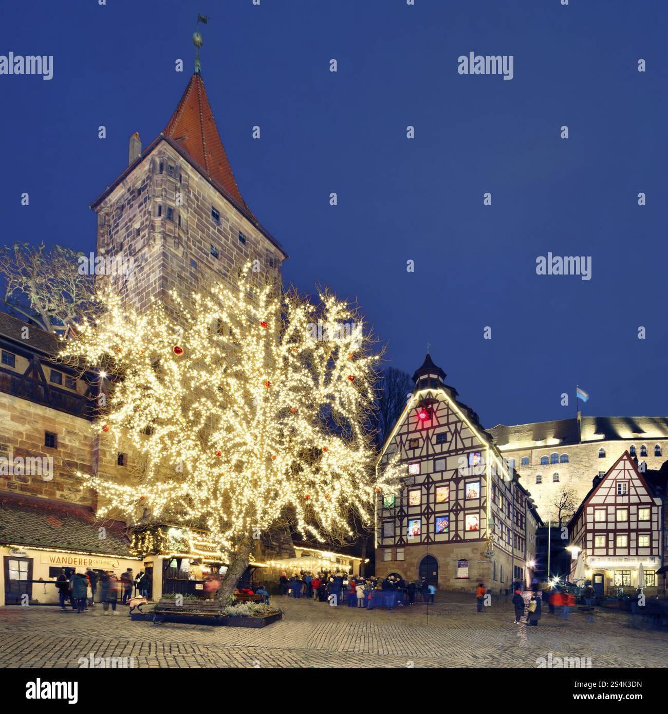 De la gauche : rempart de la ville, Tiergaertnerturm, la plus belle place de Nuremberg, Pilatushaus historique avec calendrier de l'Avent de l'Altstadtfreunde, repos Banque D'Images