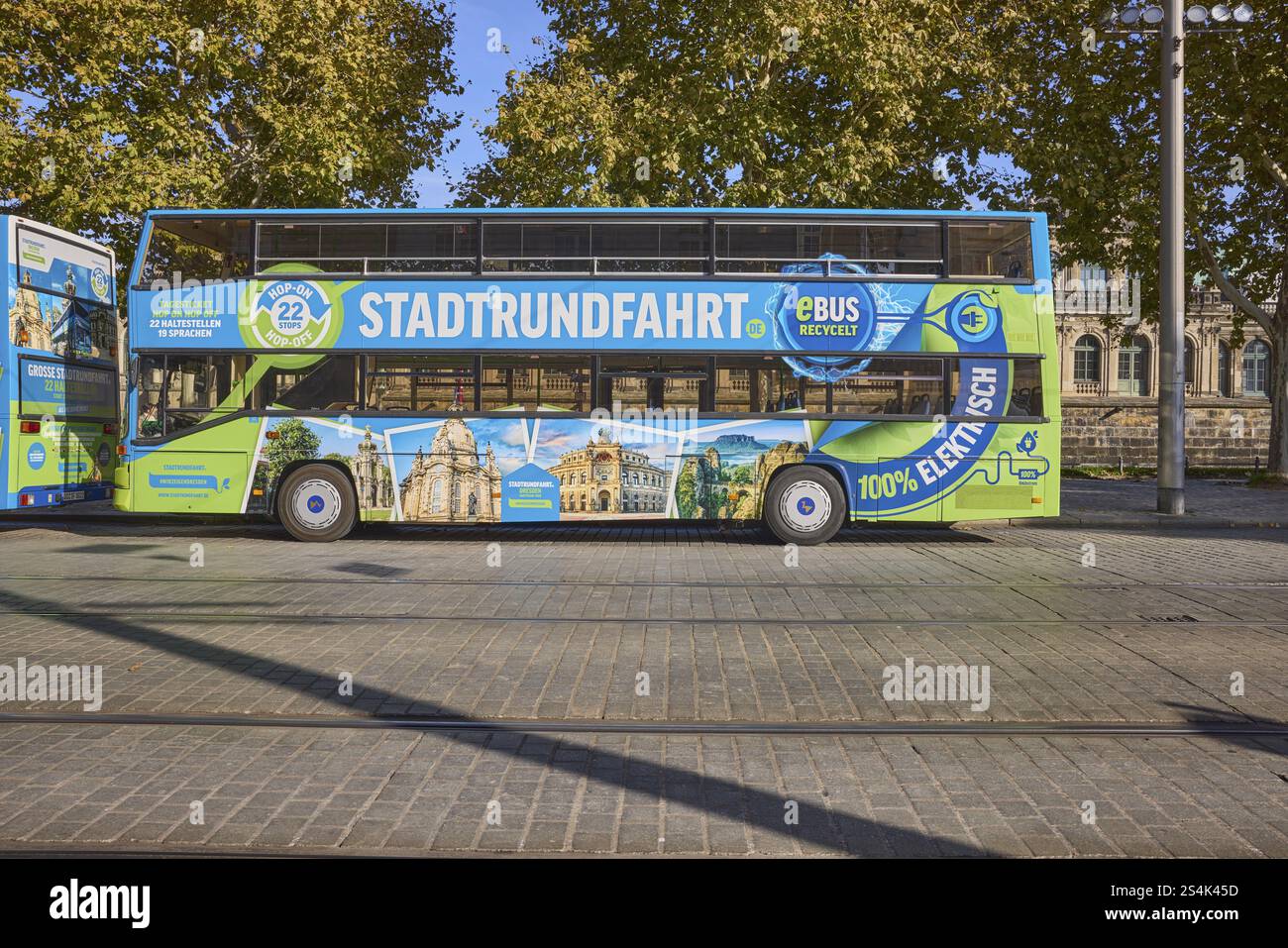 Bus à impériale pour les visites de la ville, visites touristiques, Sophienstrasse, Dresde, capitale de l'État, ville indépendante, Saxe, Allemagne, Europe Banque D'Images