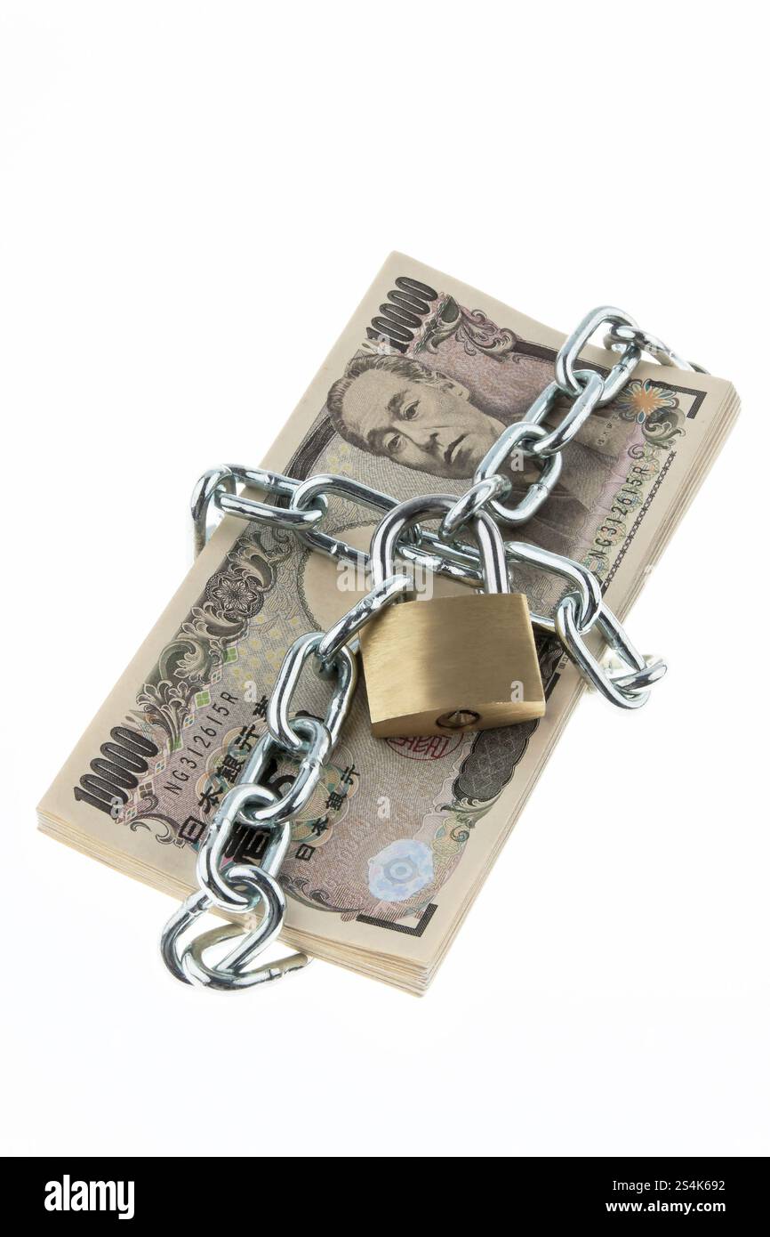 Billets de banque en yen japonais avec serrure et chaîne. Pile d'argent pour la sécurité et l'investissement Banque D'Images