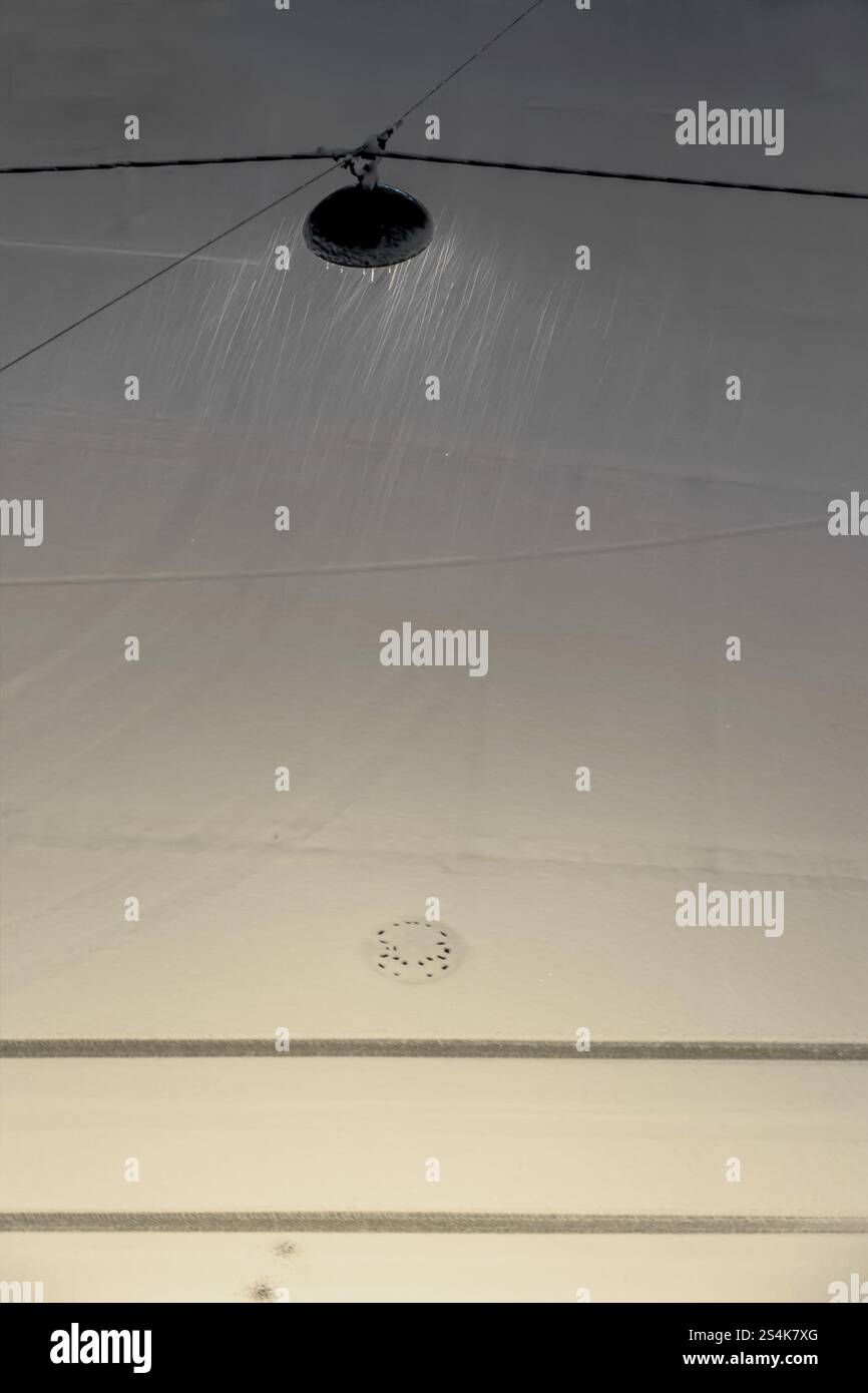 Nuit de neige fraîche dans la ville, symbolisant l'espace de copie, la lumière, l'hiver, l'Autriche, Europe Banque D'Images