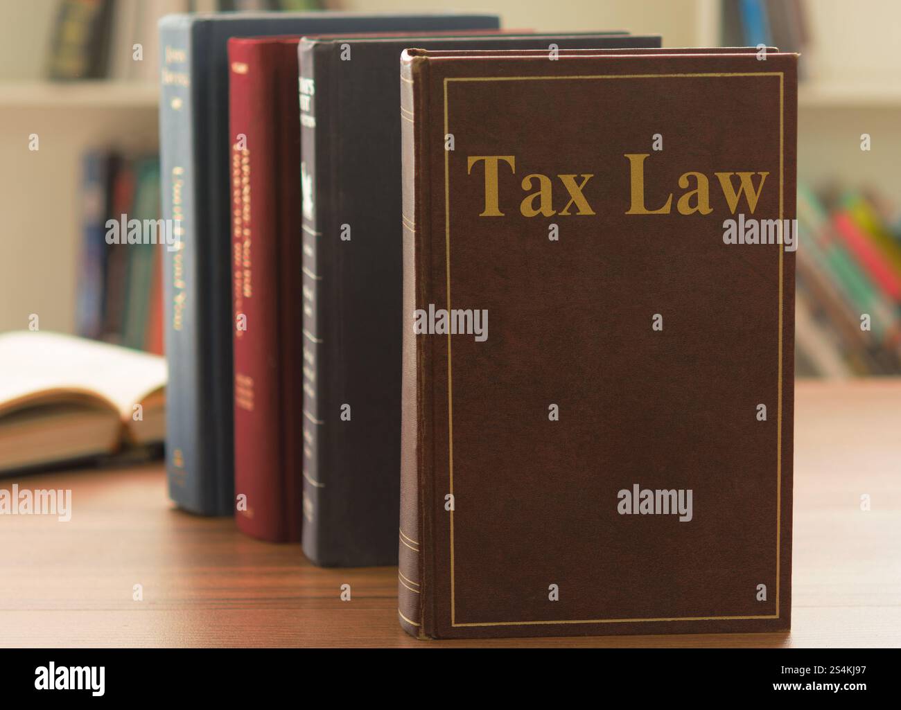 Livres de droit fiscal sur bureau dans le cabinet d'avocats. concept d'éducation juridique. Banque D'Images