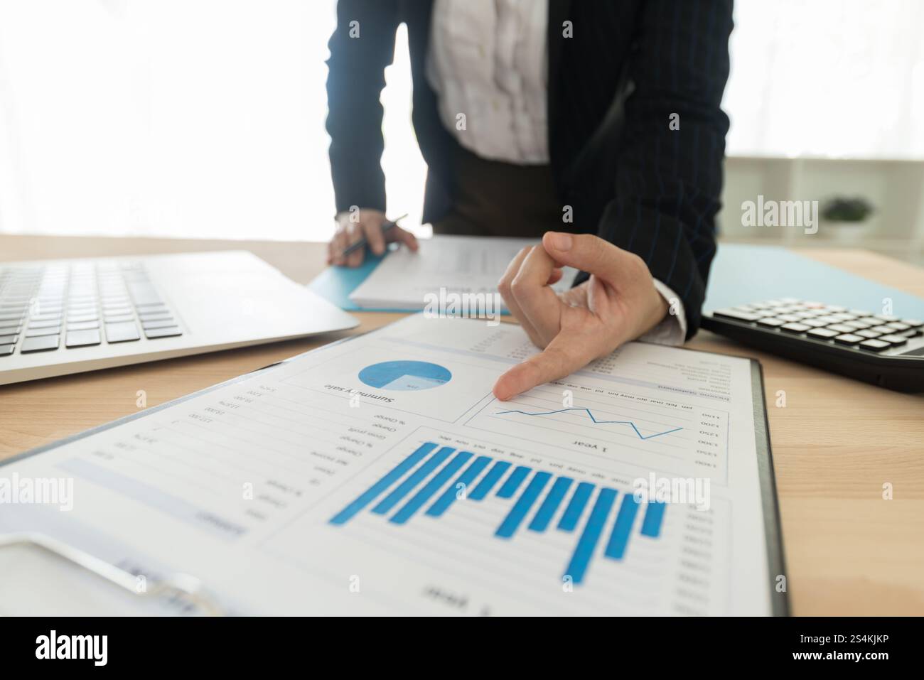 Gestionnaire de fonds analysant les graphiques d'investissement. concept de plan de gestion de portefeuille d'investissement. Banque D'Images