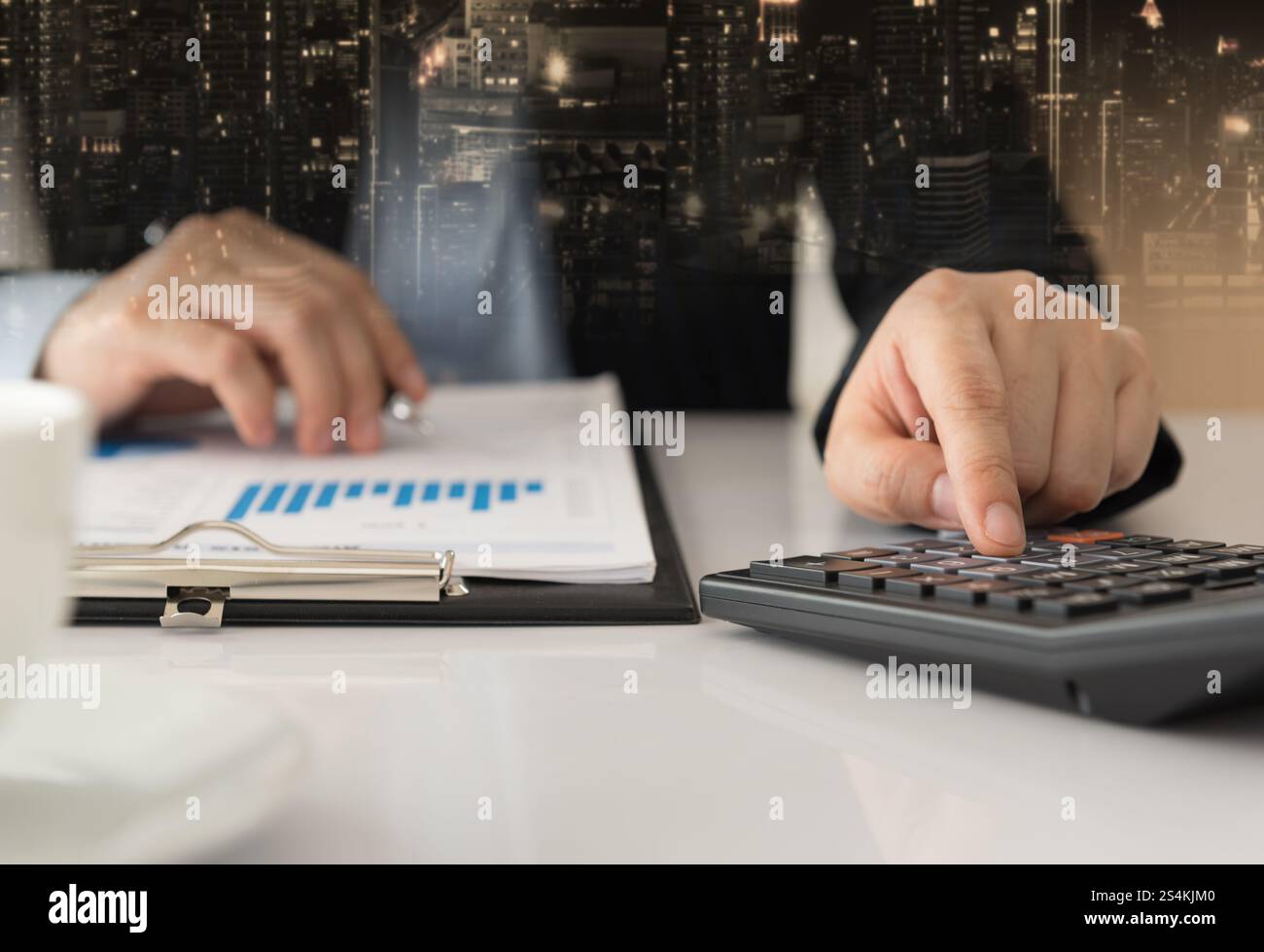 Gestionnaire de fonds analysant les graphiques d'investissement. concept de plan de gestion de portefeuille d'investissement. Banque D'Images