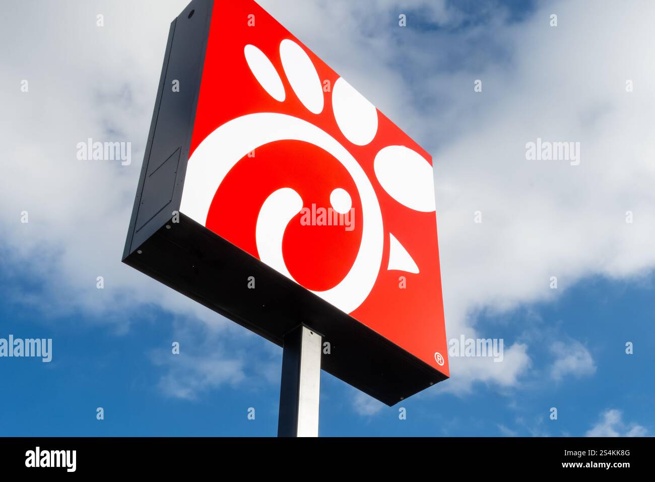Panneau d'autoroute au-dessus d'un nouveau restaurant Chick-fil-A à Tahlequah, Oklahoma. (ÉTATS-UNIS) Banque D'Images