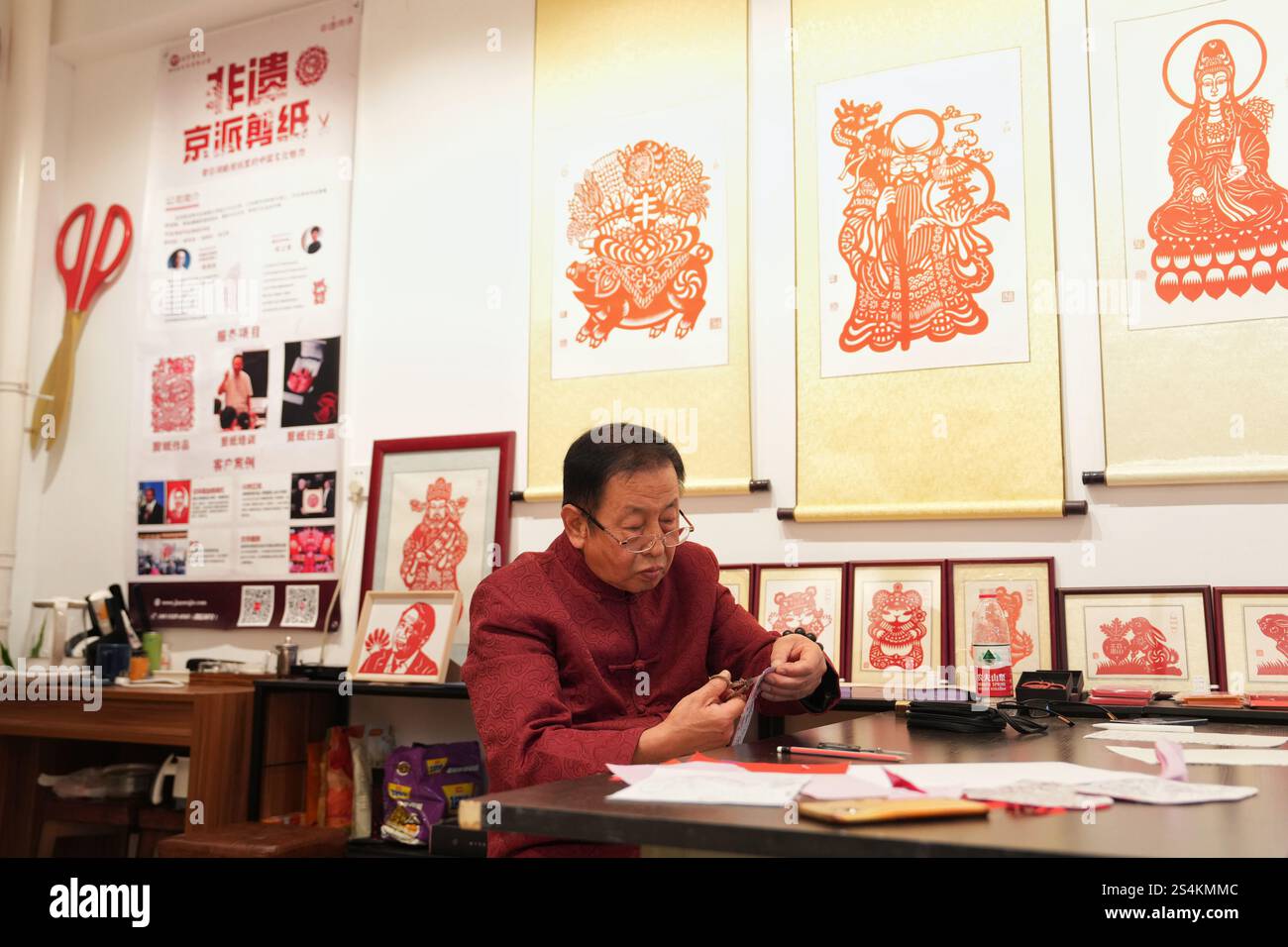 Zhang Xiaolin crée le travail de découpe de papier pour la prochaine année de Snake. Beijing, Chine.10th janvier 2025. Zhang Xiaolin est un héritier de l'art de la coupe de papier de Pékin, une sorte de patrimoine culturel immatériel chinois. Alors que le nouvel an lunaire chinois approche, les œuvres de Zhang sont populaires auprès des gens. Crédit : Zhang Xiangyi/China News Service/Alamy Live News Banque D'Images Zhang Xiaolin crée le travail de découpe de papier pour la prochaine année de Snake. Beijing, Chine.10th janvier 2025. Zhang Xiaolin est un héritier de l'art de la coupe de papier de Pékin, une sorte de patrimoine culturel immatériel chinois. Alors que le nouvel an lunaire chinois approche, les œuvres de Zhang sont populaires auprès des gens. Crédit : Zhang Xiangyi/China News Service/Alamy Live News Banque D'Images