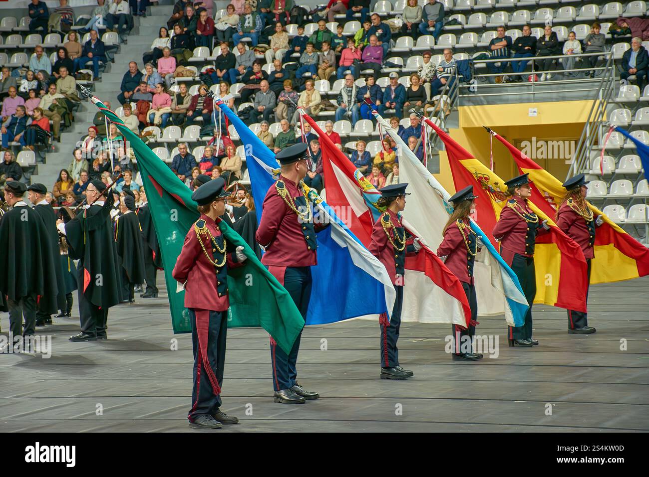 Vigo, Espagne ;janvier,11,2025 :les porte-drapeaux en uniformes traditionnels défilent fièrement lors du VI Certamen de Rondallas à Vigo, Espagne. Banque D'Images