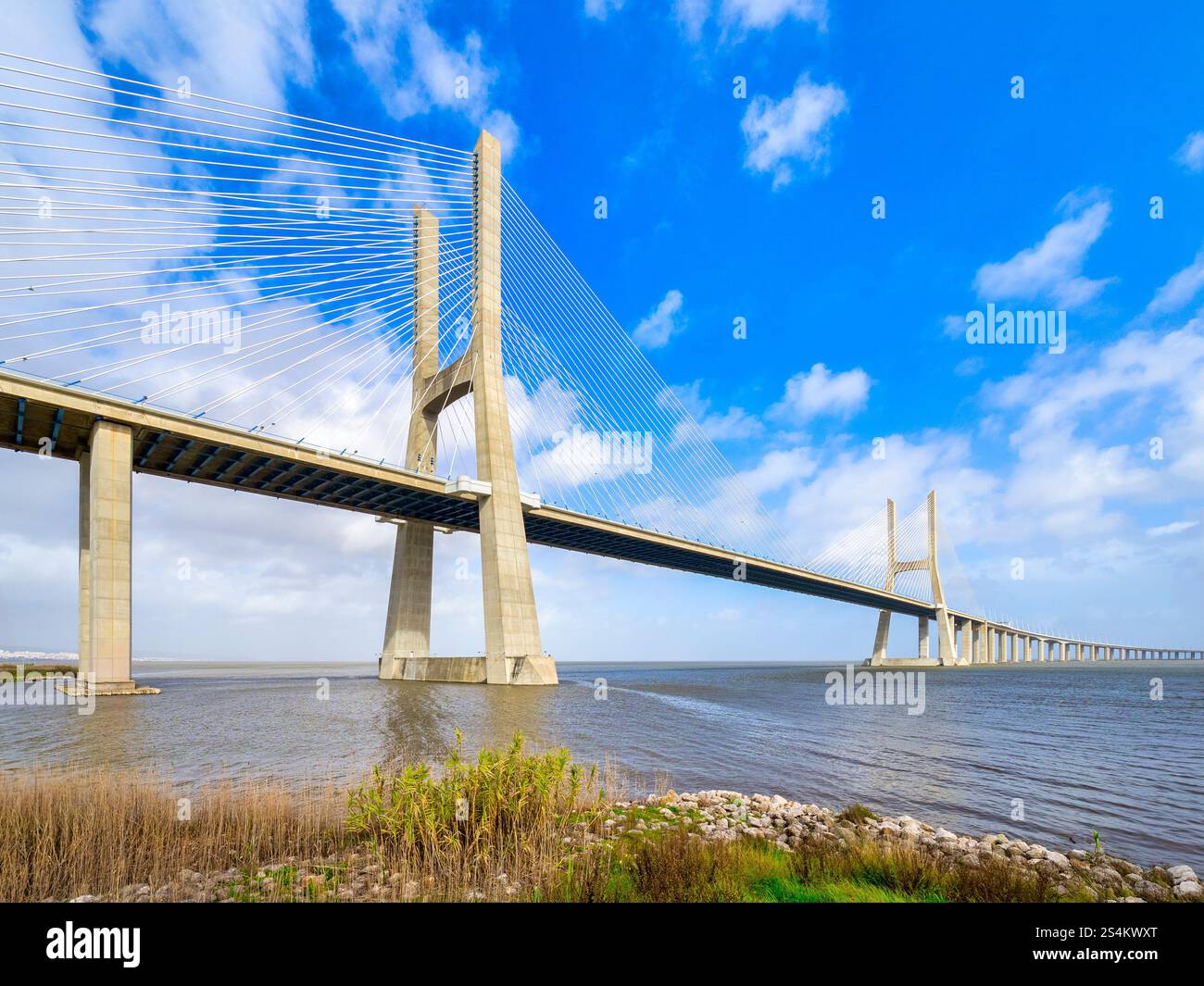 Le pont Vasco da Gama, le pont de 17 km qui enjambe le Tage près de Lisbonne, au Portugal, par une journée ensoleillée au début du printemps. Banque D'Images
