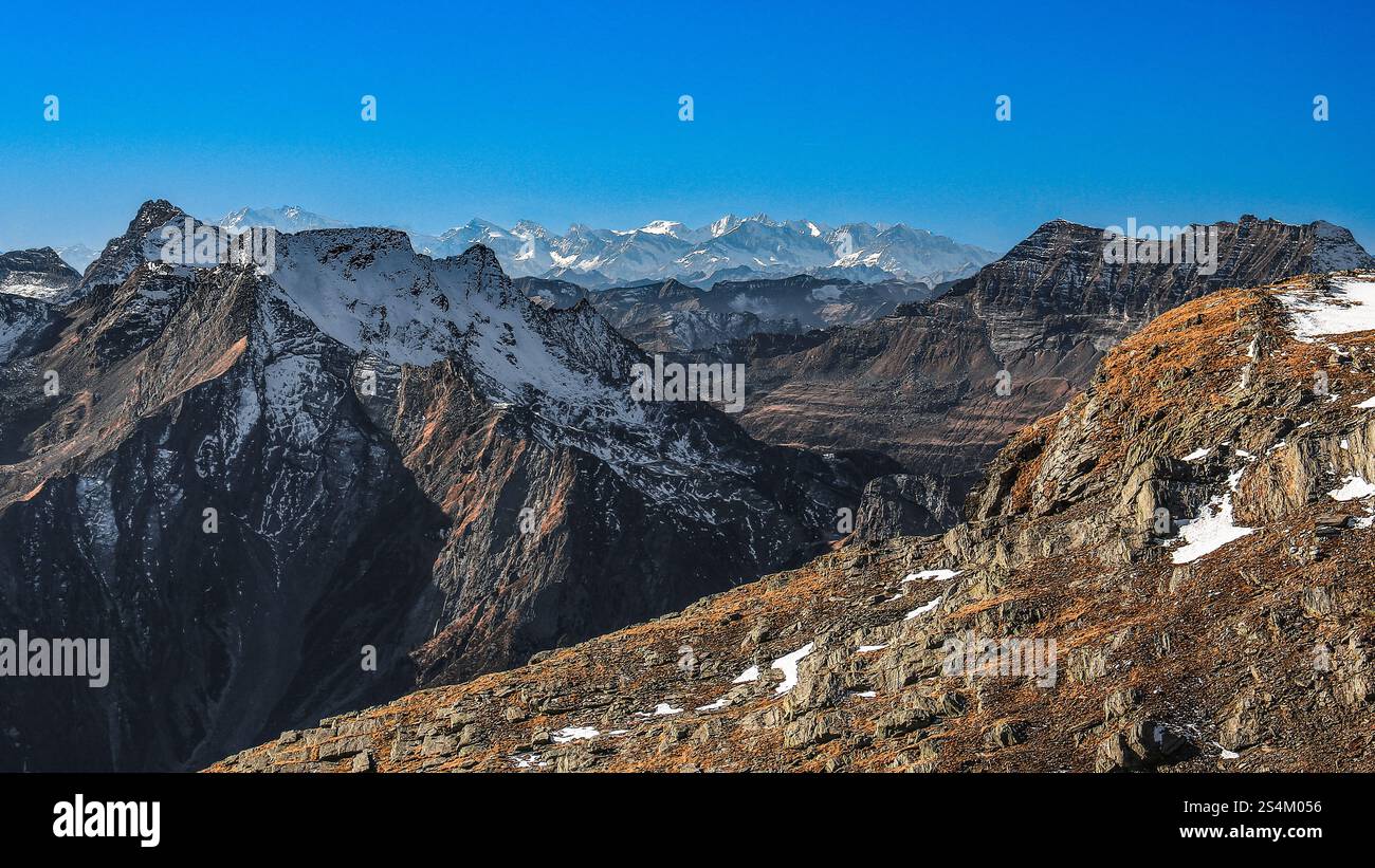 Massif du Monte Rossa à l'horizon de la crête de Bardan, paysage italien, Valchiavenna Banque D'Images