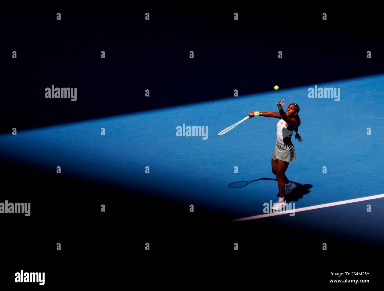 Melbourne, Australie. 13 janvier 2025. Coco Gauff sert lors du match de premier tour féminin entre Coco Gauff et Sofia Kenin, des États-Unis, lors du tournoi de tennis de l'Open d'Australie à Melbourne, en Australie, le 13 janvier 2025. Crédit : ma Ping/Xinhua/Alamy Live News Banque D'Images