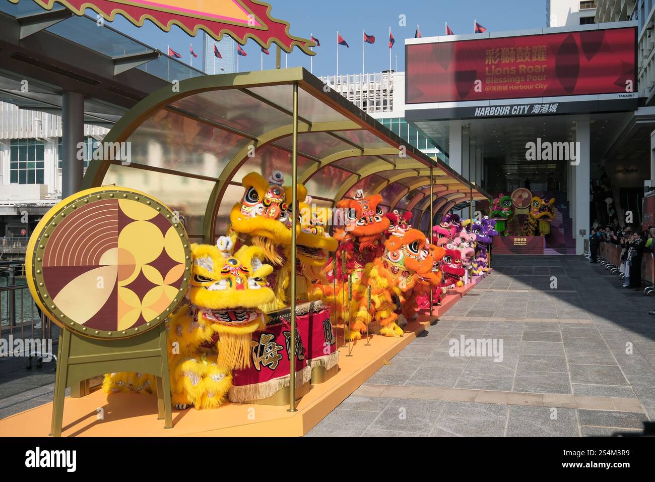 Hong Kong, Chine.10th janvier 2025. Le thème « Lions Roar, Blessings pour », une décoration festive avec un couloir de 28 mètres de long de 18 lions colorés et 13 tambours chinois traditionnels, est installé à Harbour City pour accueillir le Festival du printemps, ou nouvel an lunaire chinois, le 10 janvier 2025 à Hong Kong, en Chine. Crédit : Chen Yongnuo/China News Service/Alamy Live News Banque D'Images