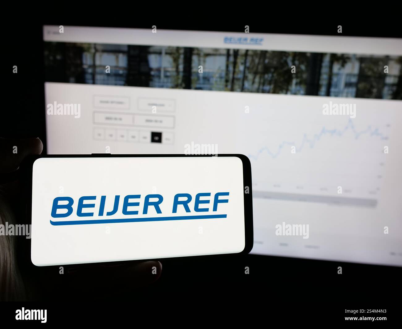 Allemagne. 16 octobre 2024. Dans cette illustration photo, une personne tient un téléphone portable avec le logo de la société suédoise de vente en gros de HVAC Beijer Ref AB sur l'écran en face de la page Web. (Crédit image : © timon Schneider/SOPA images via ZUMA Press Wire) USAGE ÉDITORIAL SEULEMENT ! Non destiné à UN USAGE commercial ! Banque D'Images