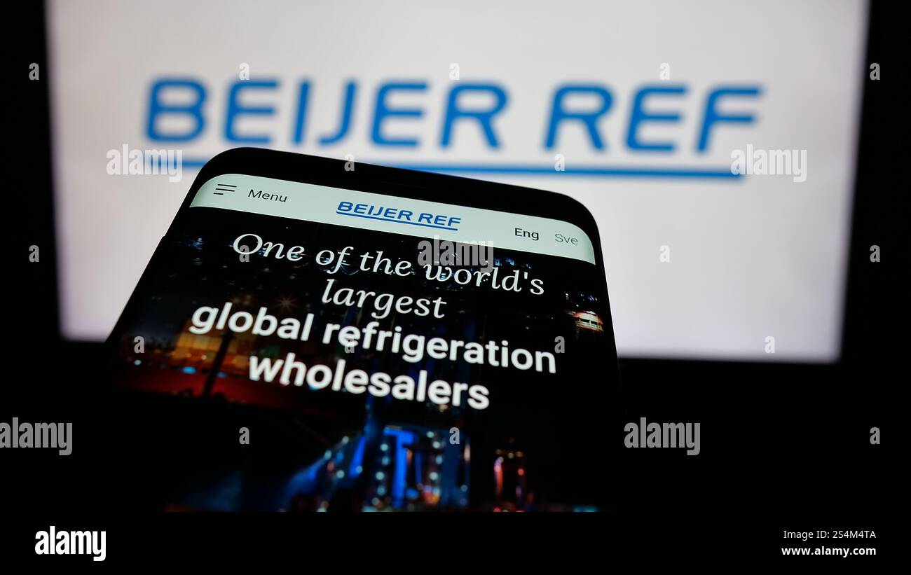 Allemagne. 16 octobre 2024. Dans cette illustration photo, un téléphone portable avec le site Web de la société suédoise de vente en gros de HVAC Beijer Ref AB est vu sur l'écran devant le logo de l'entreprise. (Crédit image : © timon Schneider/SOPA images via ZUMA Press Wire) USAGE ÉDITORIAL SEULEMENT ! Non destiné à UN USAGE commercial ! Banque D'Images