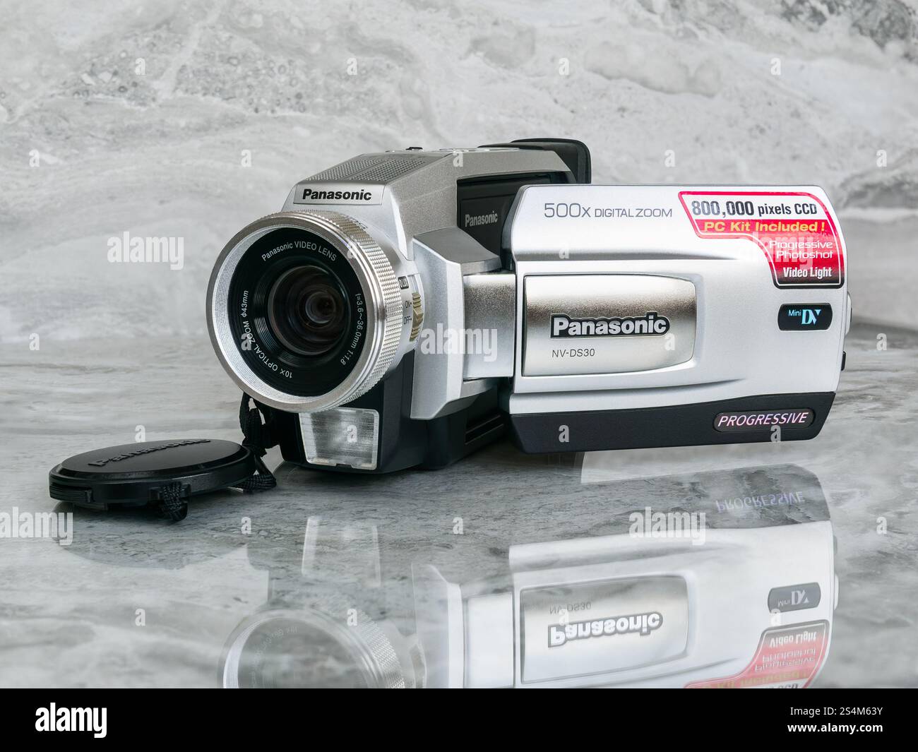 Caméra vidéo MiniDV Panasonic NV-DS30 sur une surface en marbre poli Banque D'Images
