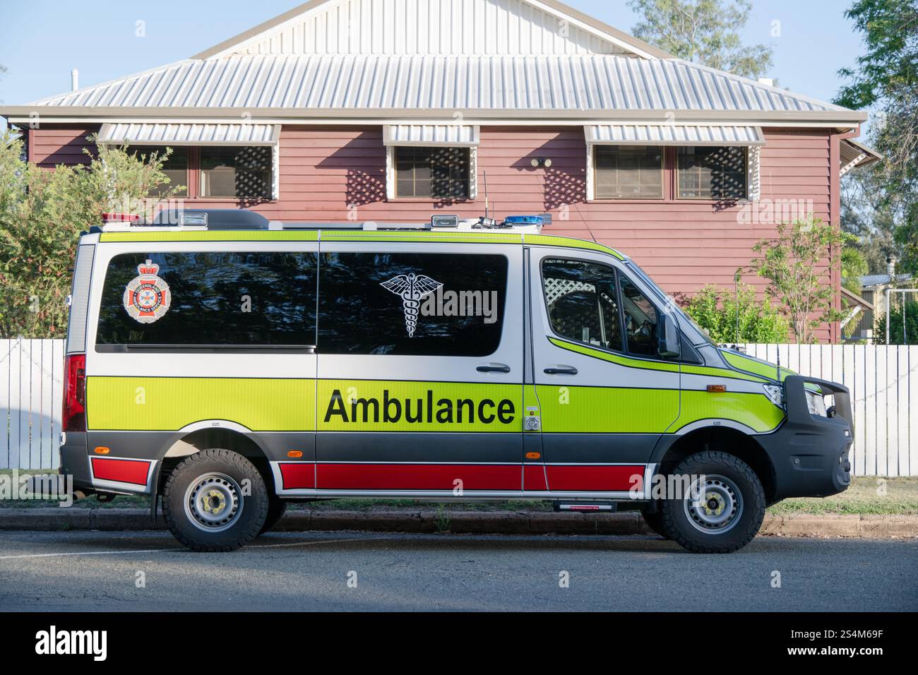 Theodore, Queensland, Australie - octobre 30 2024 : véhicule du Queensland Ambulance Service garé dans la rue, santé communautaire vitale, urgence paramédicale Banque D'Images