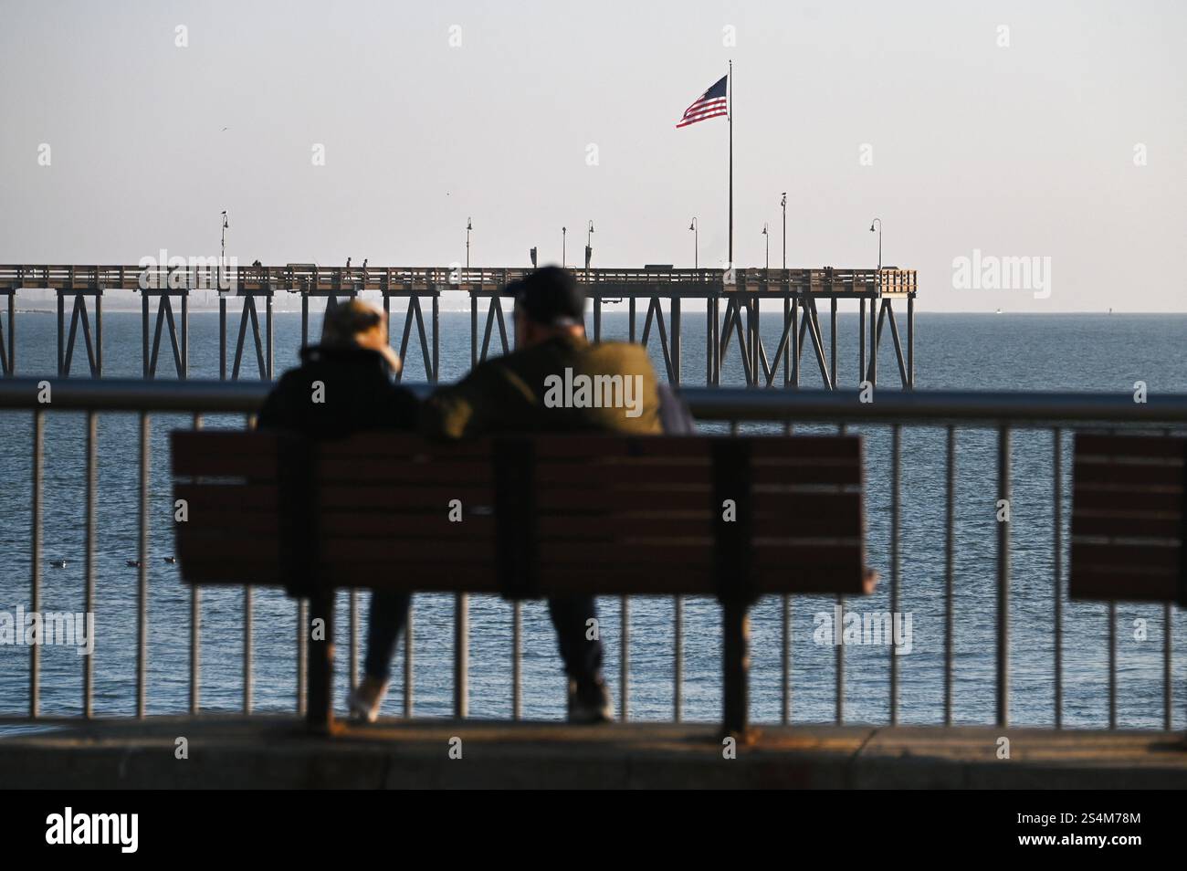Couple sur un banc sur le quai à Ventura, Californie, États-Unis Banque D'Images