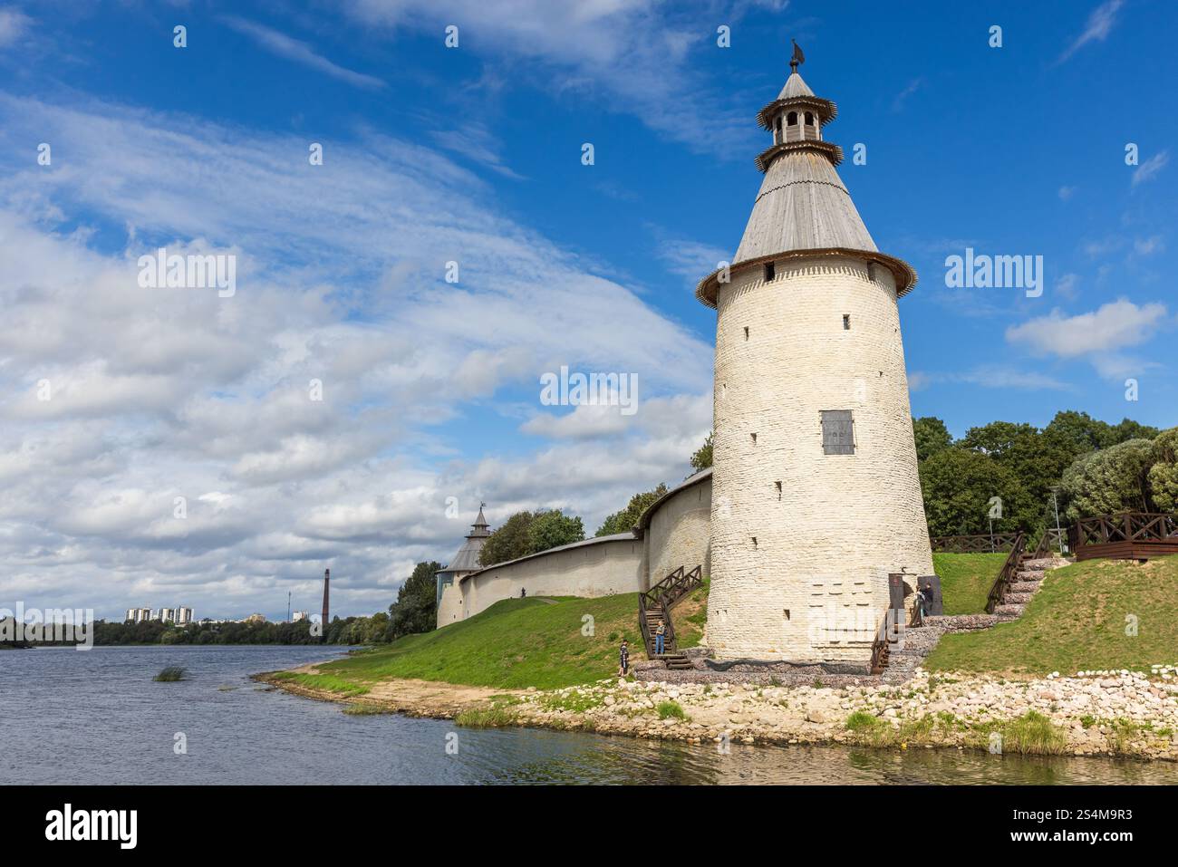 Pskov, Russie - 9 septembre 2023 : tour de pierre et mur du Kremlin de Pskov, Russie. Ancienne fortification côtière, photographie de paysage prise Banque D'Images