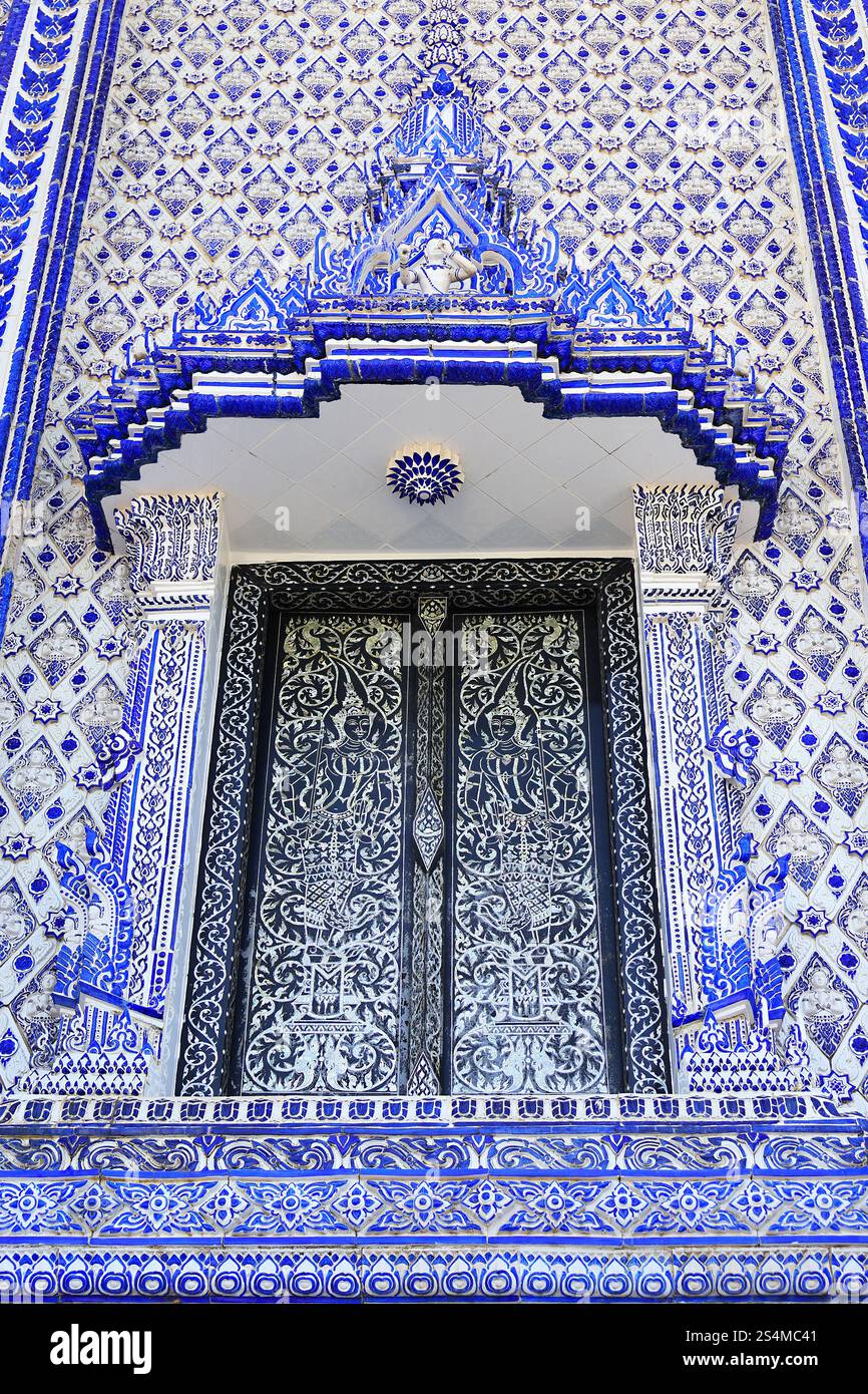 Magnifiques détails extérieurs de Wat Pak Nam Khaem Nu ou salle d'Assemblée du Temple Bleu, Chanthaburi, Thaïlande Banque D'Images