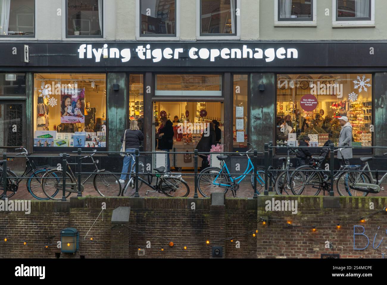 Utrecht, pays-Bas. 15 décembre 2024. Flying Tiger Copenhagen logo chaîne de marque et texte signe boutique avant du magasin de la ville de la maison danoise intérieur de Banque D'Images