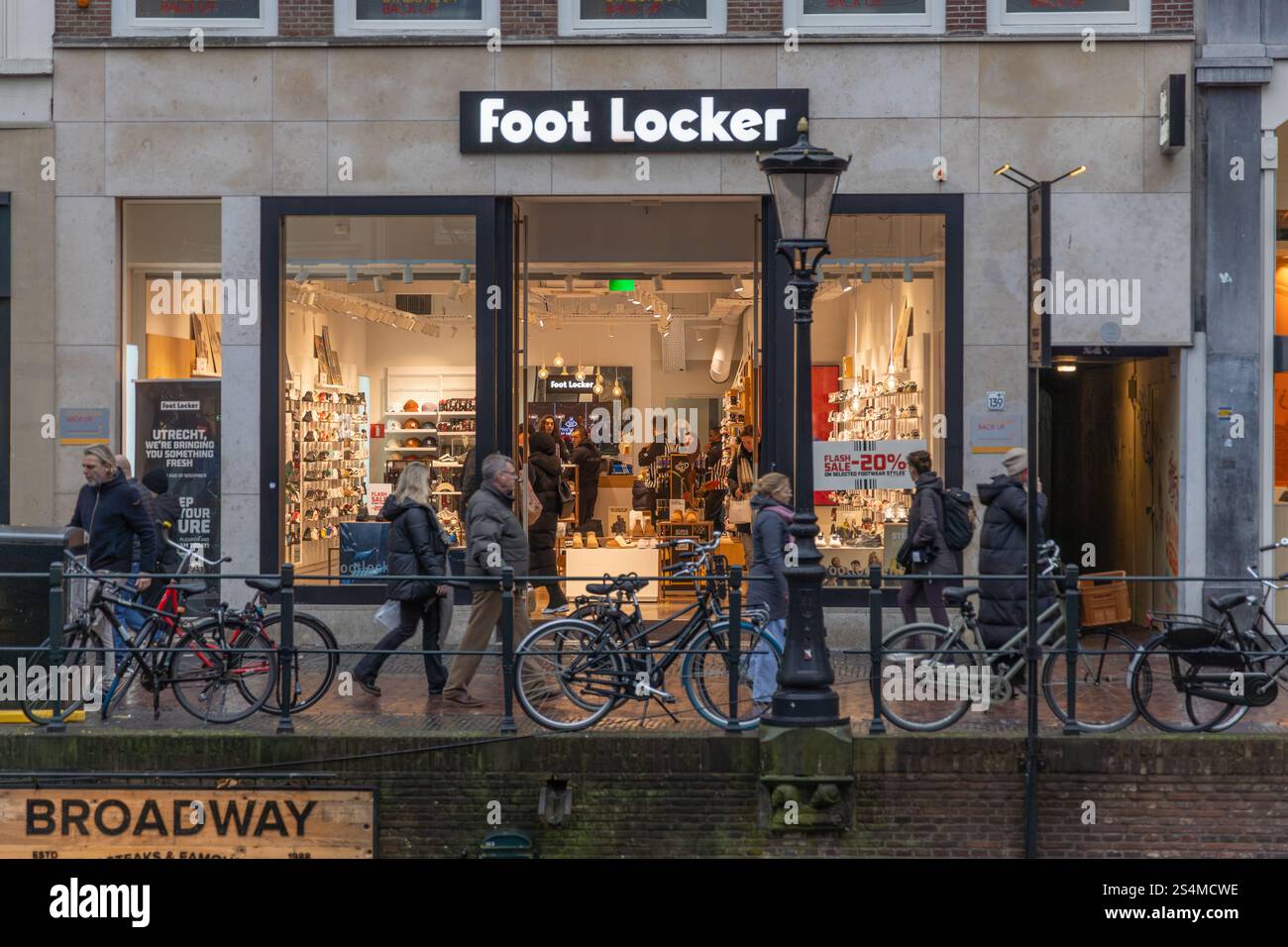 Utrecht, pays-Bas. 15 décembre 2024. Magasin Foot Locker devant avec logo au-dessus de l'entrée. Banque D'Images