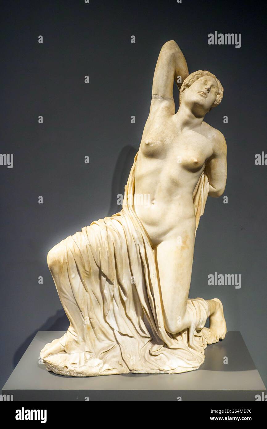 La fille mourante de Niobe (440-430 av. J.-C.) - marbre de Parian - une fille s'effondre sur un sol rocheux, arquant son dos alors qu'elle tente d'extraire la flèche qui lui a percé les épaules. la sculpture a été complétée par l'arme et les boucles d'oreilles en bronze. Dans la jeune femme, nous reconnaissons une Niobe prise dans le moment suivant la blessure dans l'épisode mythique du massacre des Niobes : Latona, moquée par Niobe, fière de sa progéniture, instruit ses enfants, Apollon et Artémis, de tuer les sept enfants et les filles de la rivale de soie avec des coups de foudre - Musée national romain dans Palazzo Massimo alle terme Banque D'Images
