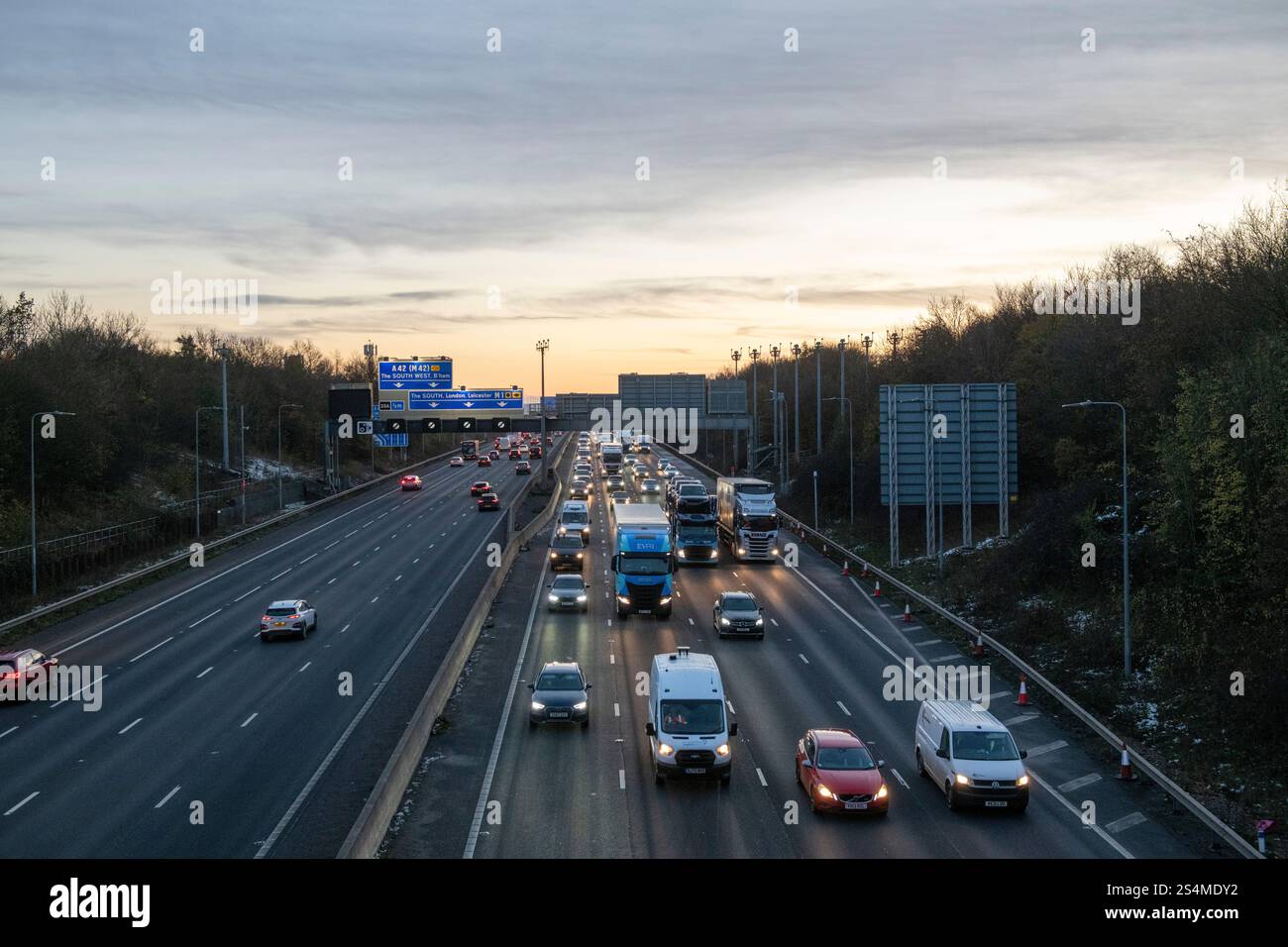 Trafic sur la M1, capturé à partir de la voie de contournement de Kegworth A6 dans le Derbyshire, Angleterre, Royaume-Uni Banque D'Images