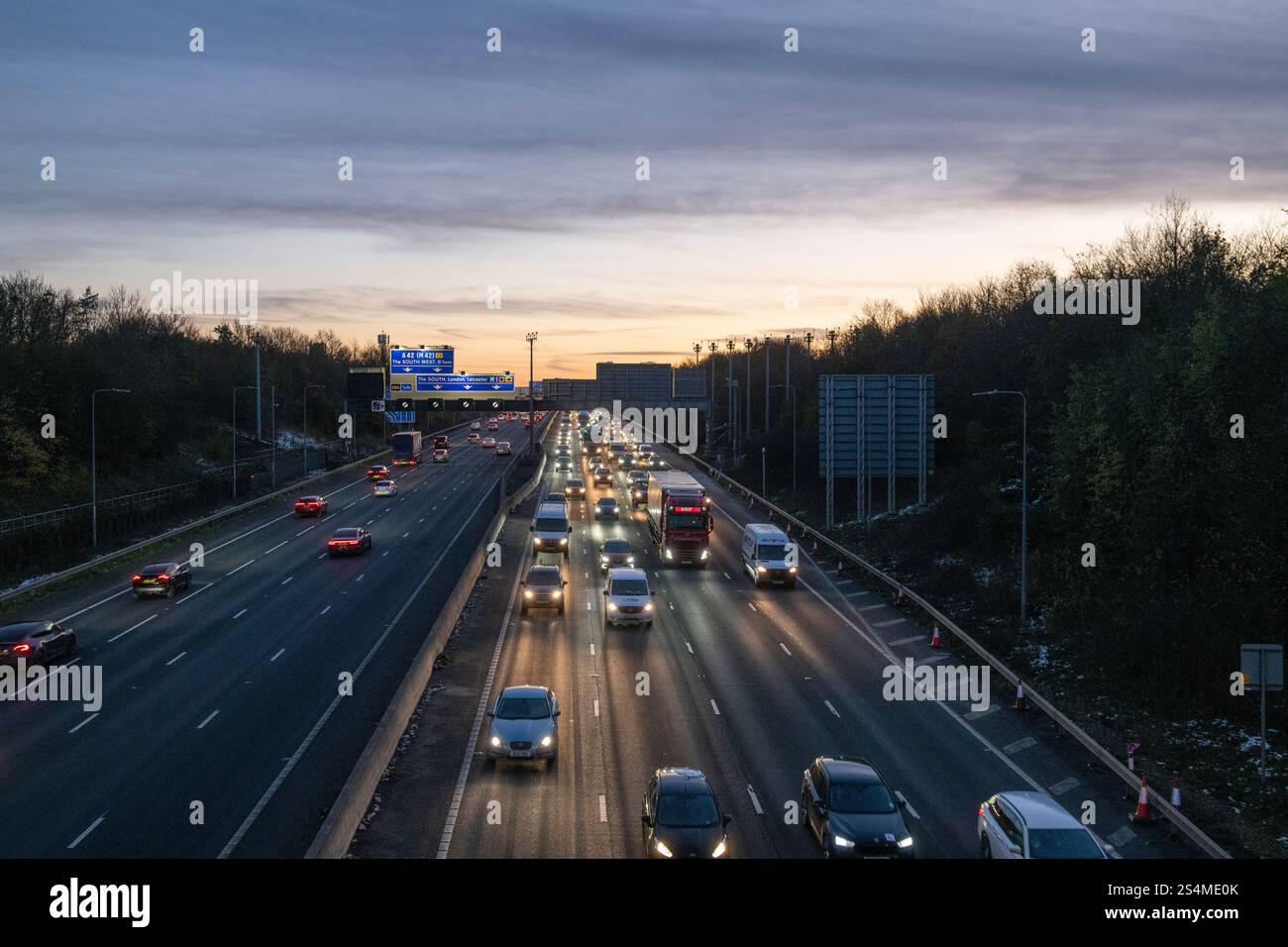 Trafic sur la M1, capturé à partir de la voie de contournement de Kegworth A6 dans le Derbyshire, Angleterre, Royaume-Uni Banque D'Images