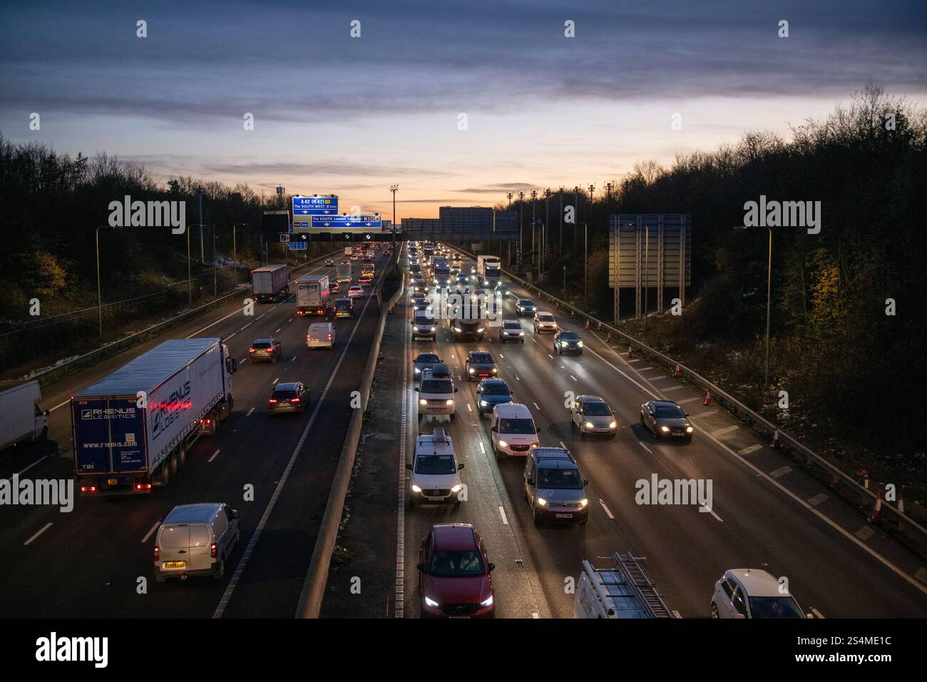 Trafic sur la M1, capturé à partir de la voie de contournement de Kegworth A6 dans le Derbyshire, Angleterre, Royaume-Uni Banque D'Images