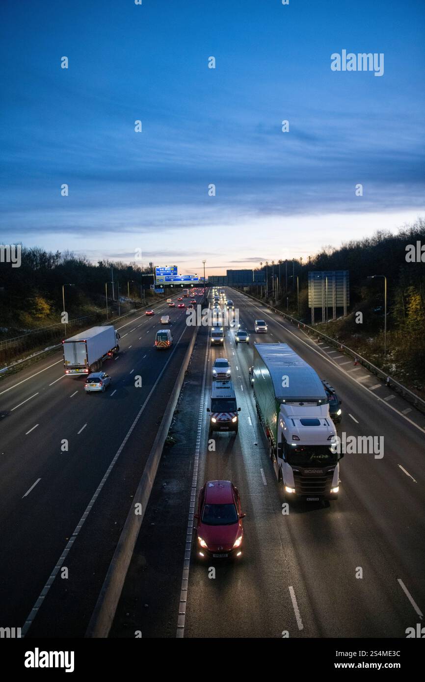 Trafic sur la M1, capturé à partir de la voie de contournement de Kegworth A6 dans le Derbyshire, Angleterre, Royaume-Uni Banque D'Images