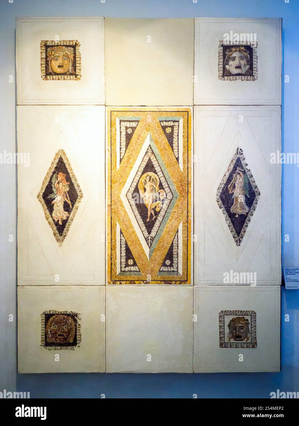 Mosaïque de plancher à caissons avec masques Nike et dionysiques - fin du Ier siècle av. J.-C. - Musée national romain du Palazzo Massimo alle terme - Rome, Italie Banque D'Images