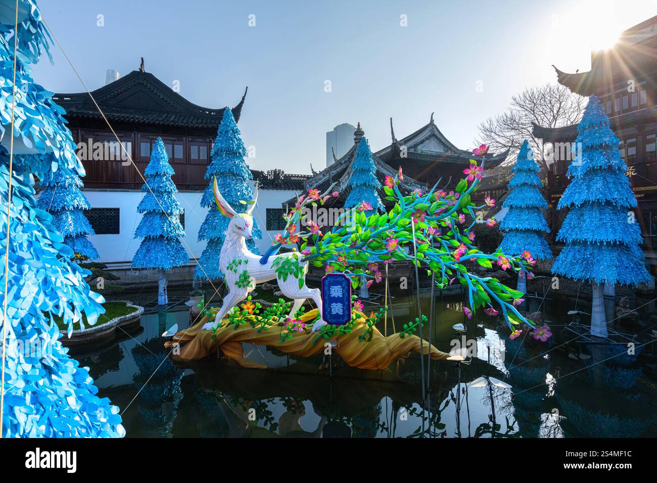 Shanghai, Chine. 8 janvier 2025. L'ancien pont Jiuqu avec des décorations du nouvel an dans le quartier de Yuyuan dans le centre-ville Banque D'Images