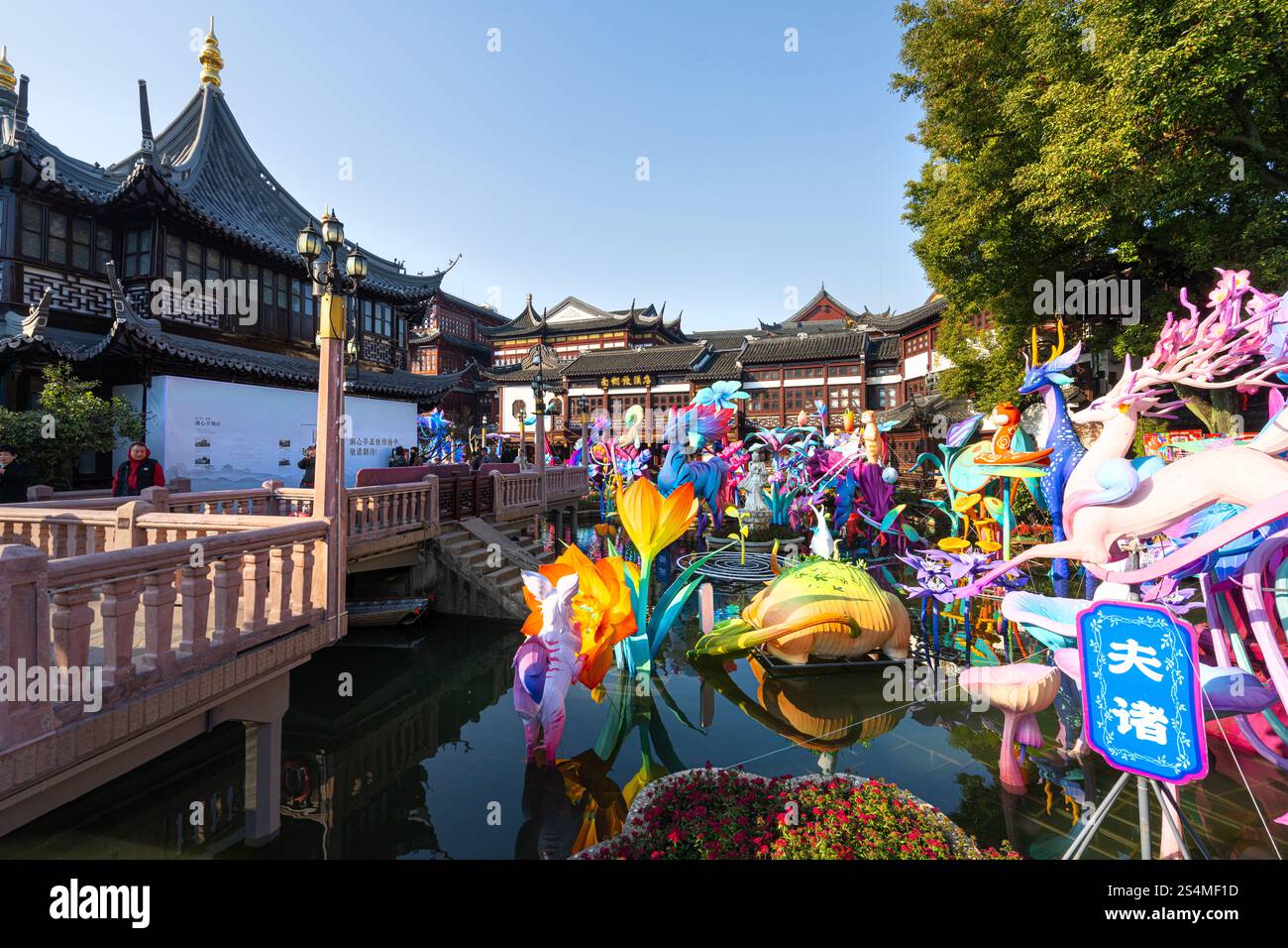 Shanghai, Chine. 8 janvier 2025. L'ancien pont Jiuqu avec des décorations du nouvel an dans le quartier de Yuyuan dans le centre-ville Banque D'Images