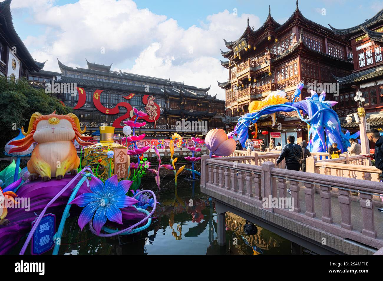 Shanghai, Chine. 8 janvier 2025. L'ancien pont Jiuqu avec des décorations du nouvel an dans le quartier de Yuyuan dans le centre-ville Banque D'Images