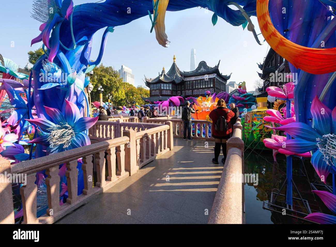 Shanghai, Chine. 8 janvier 2025. L'ancien pont Jiuqu avec des décorations du nouvel an dans le quartier de Yuyuan dans le centre-ville Banque D'Images