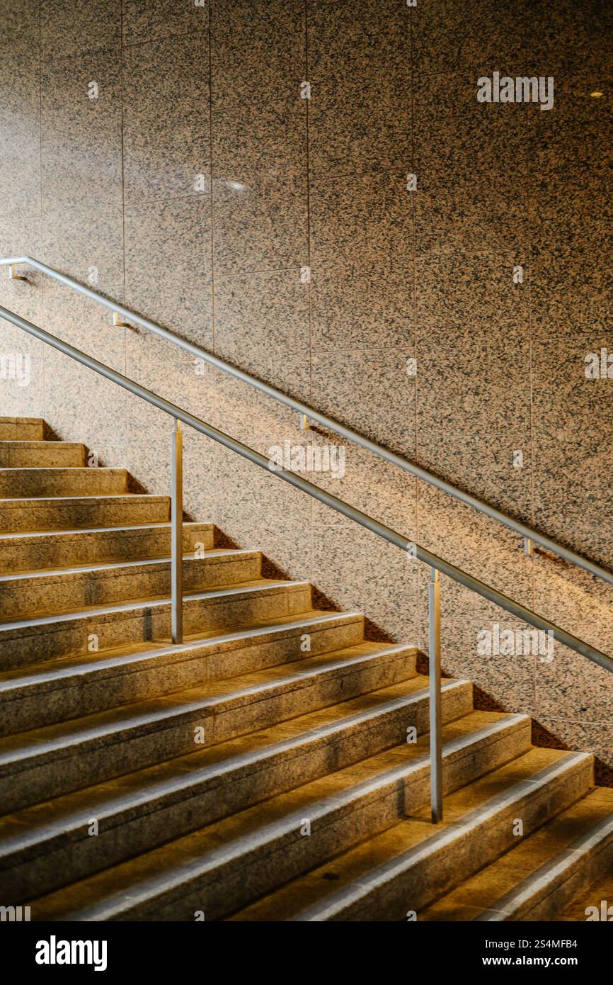 Un escalier éthérique dans le centre-ville de Dublin. brutaliste, moderniste, normal & beau. Banque D'Images