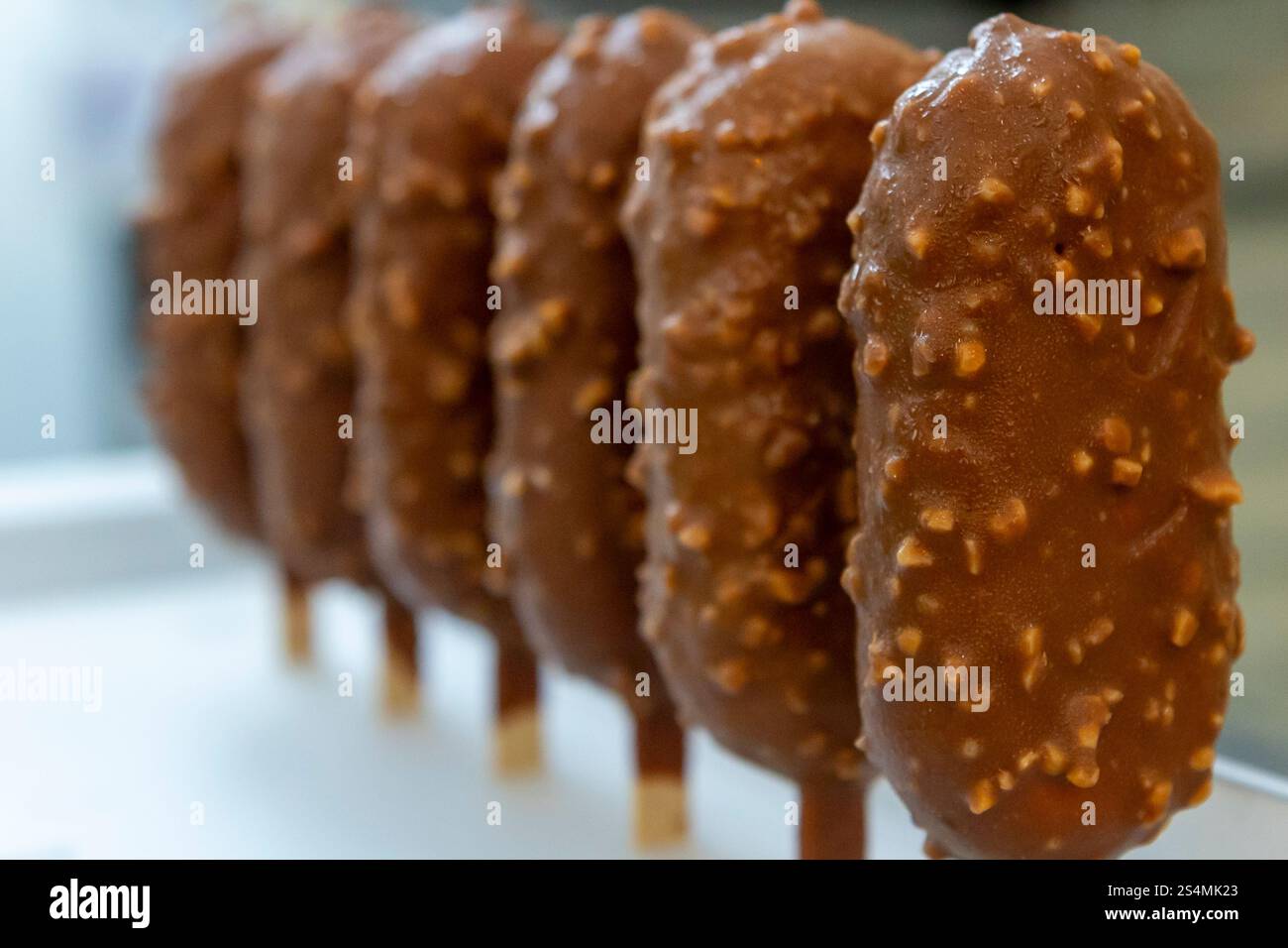 Gros plan de barres de glace recouvertes de chocolat sur des bâtonnets, ressemblant à de la crème glacée ces délicieuses friandises font partie de la culture italienne de la boulangerie et des desserts, Banque D'Images