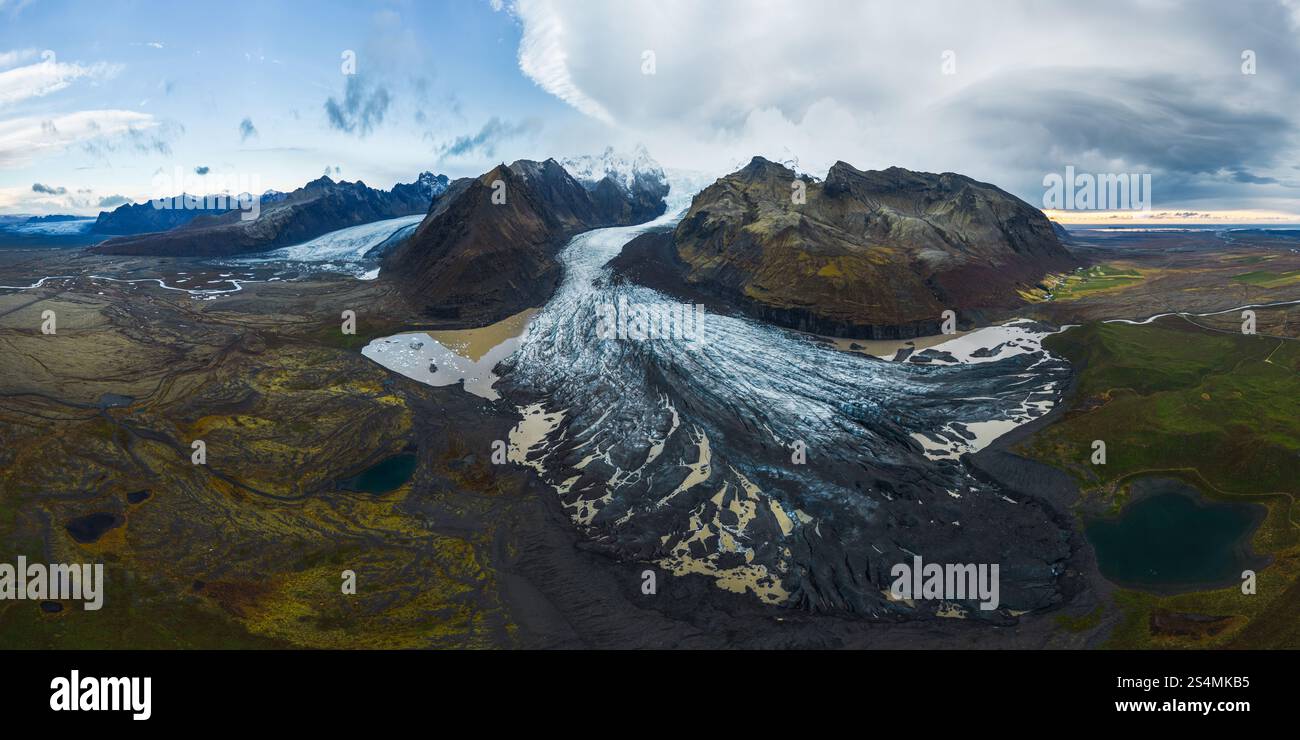 Vue aérienne du glacier Vatnajokull, mettant en valeur ses vastes champs de glace au milieu d'un terrain accidenté islandais captivant des paysages panoramiques mettant en valeur nat Banque D'Images