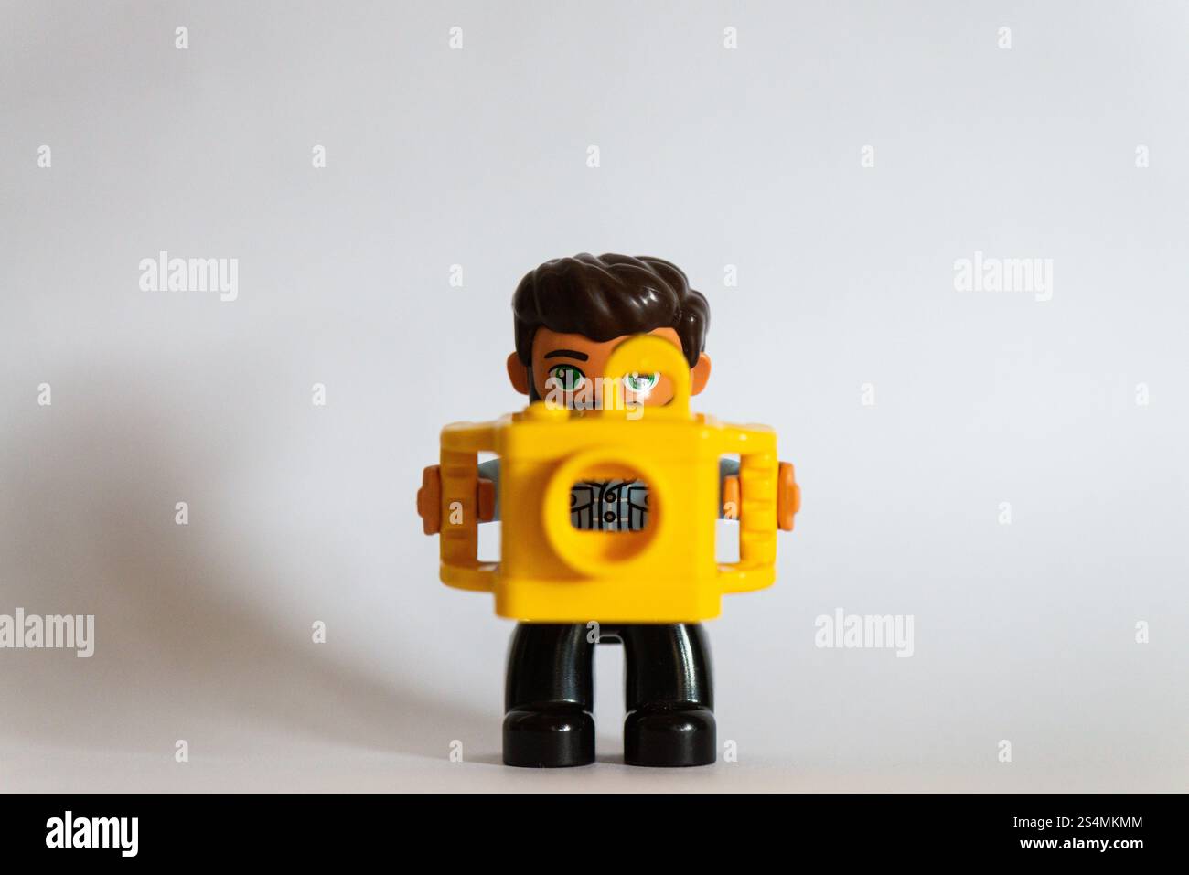 Duplo homme regardant à travers le viseur d'un appareil photo Duplo Banque D'Images