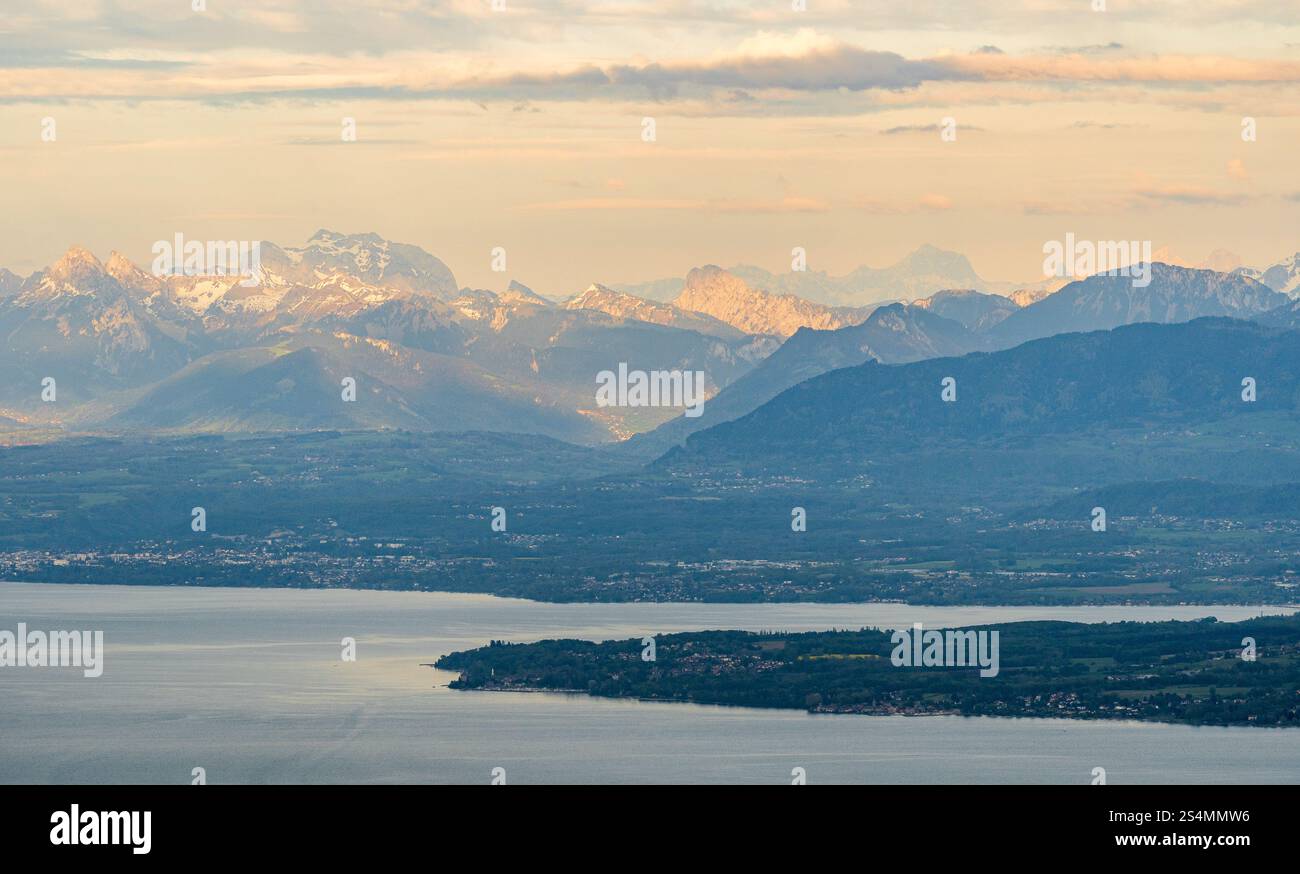 Une photographie aérienne à couper le souffle capture la beauté sereine du lac Léman avec les Alpes majestueuses en arrière-plan pendant un crépuscule paisible. Banque D'Images